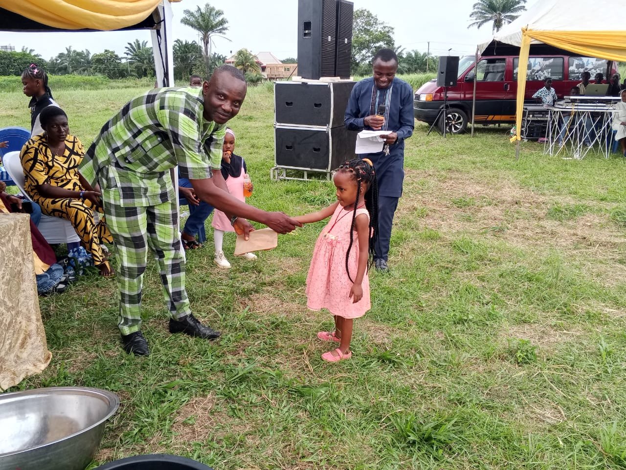 Ivitee_Handing_Over_Prize4.jpg
