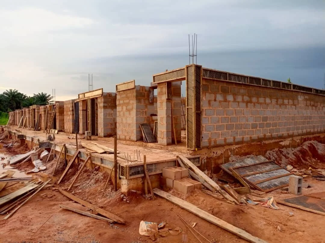Second block of six classrooms being boarded for lintel.