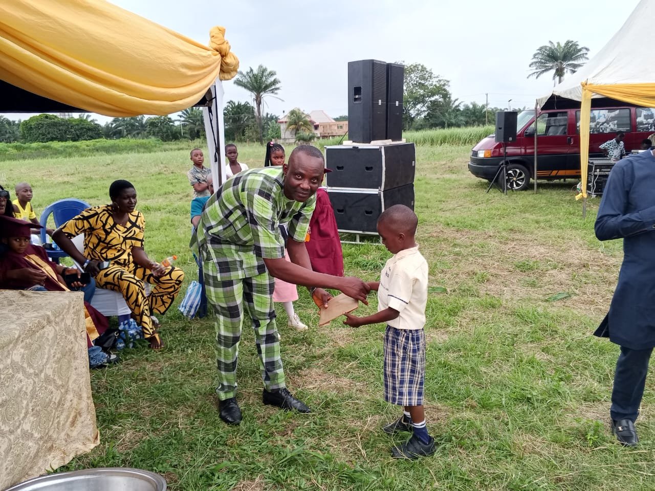 Ivitee_Handing_Over_Prize2.jpg