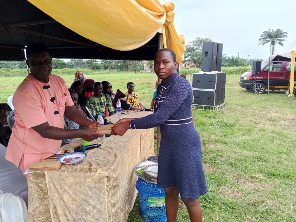 Official_Handing_Prize2.jpg