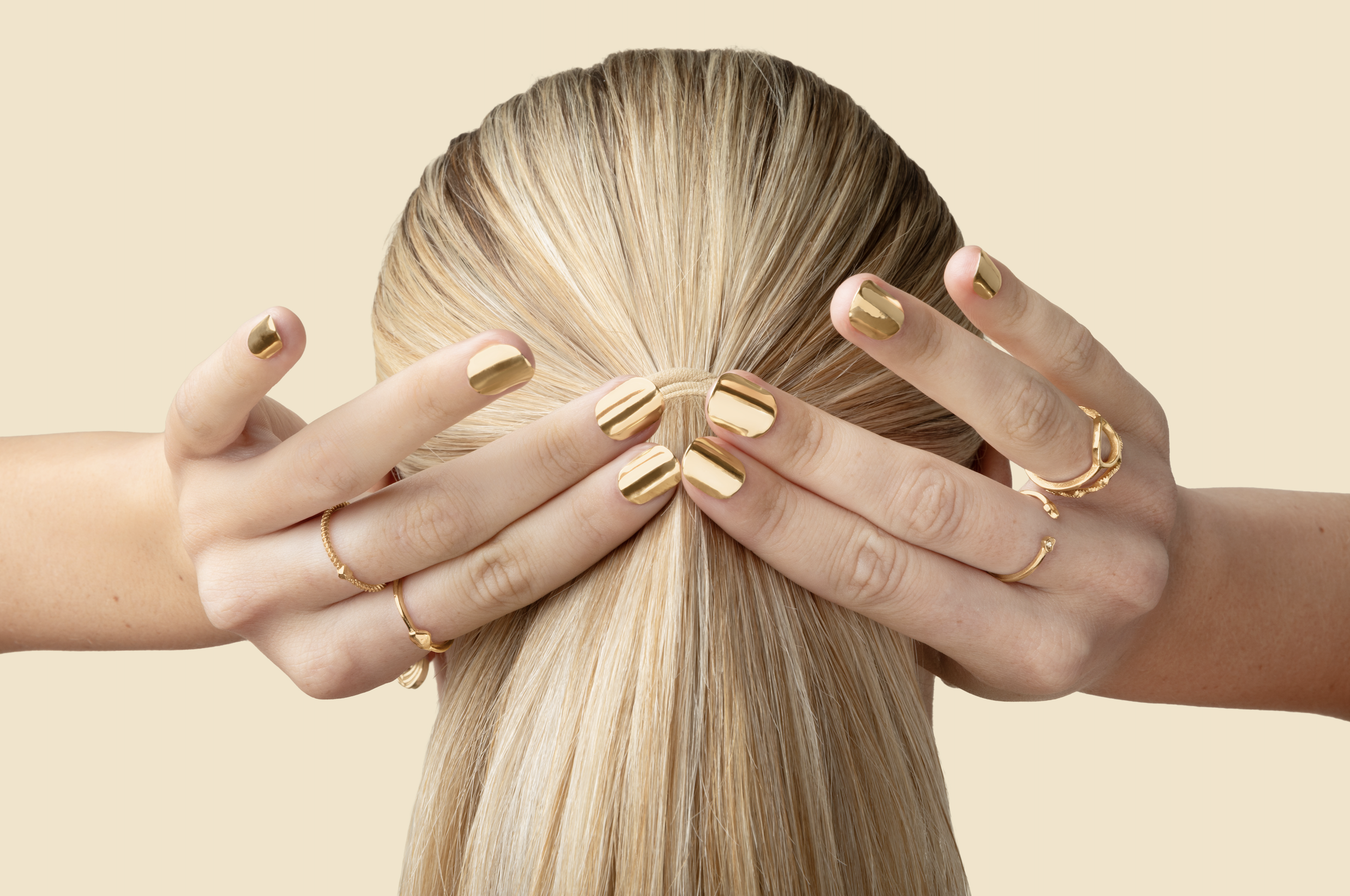 14k-gold-nails-collection-model-hands.png