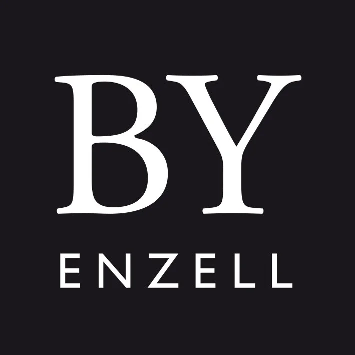 En svart bakgrund med vit text som säger "BY ENZELL".