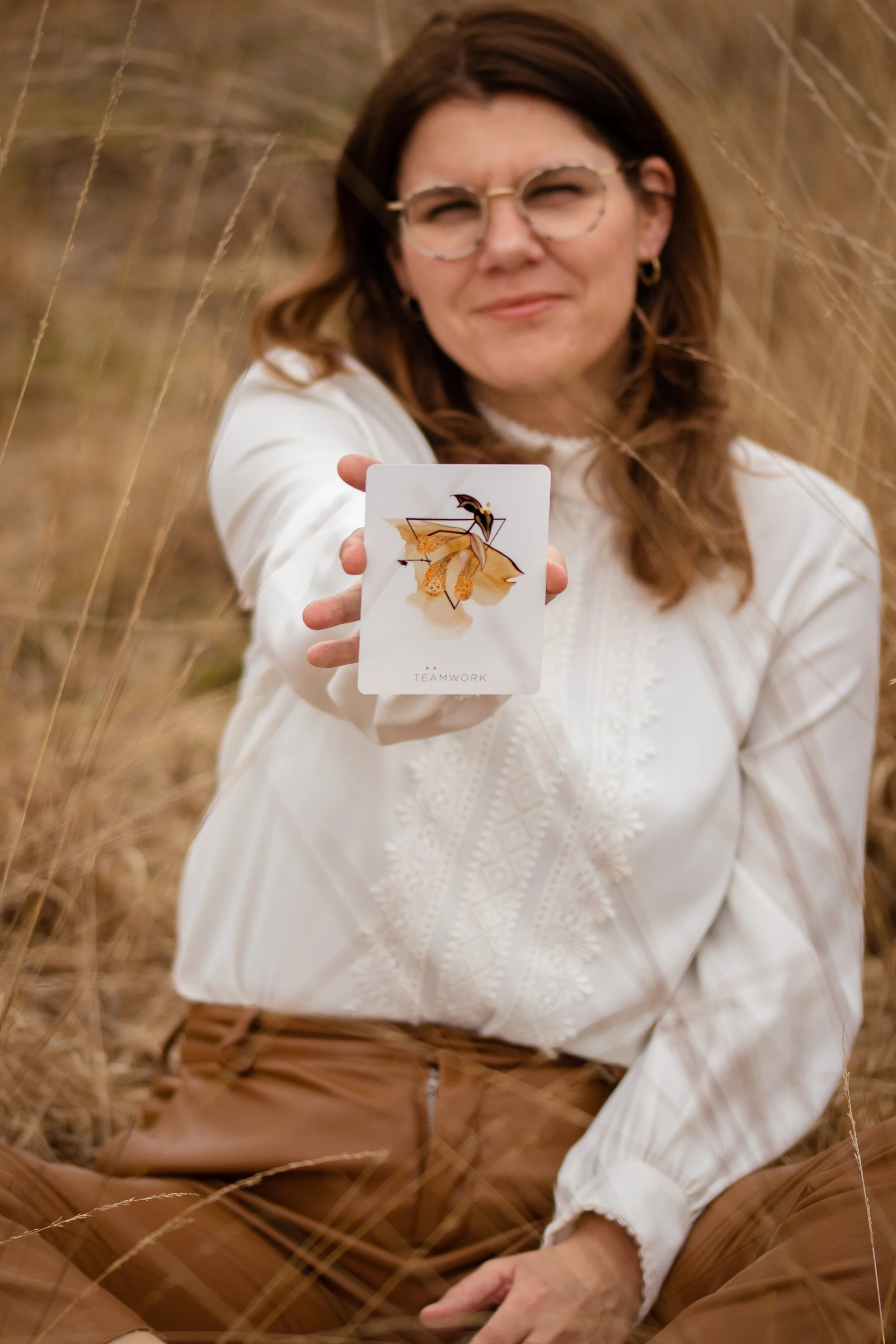 Anne van den Elzen houdt een kaart met de tekst ‘teamwork’ tijdens teamcoaching