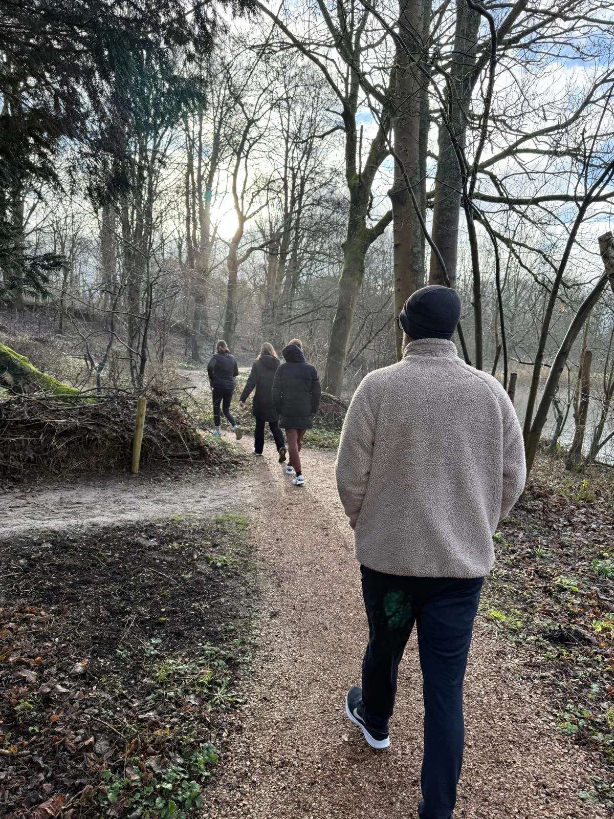 Team werkt aan vitaliteit en mentale balans tijdens een buitentraining