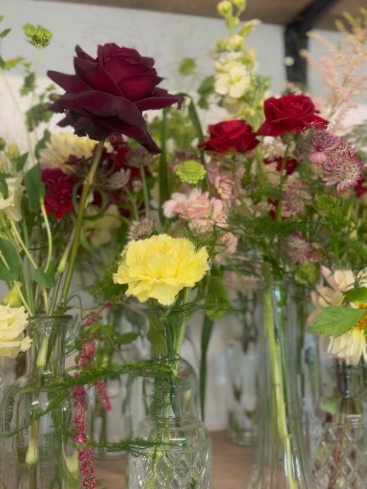 Some wild and wonderful behind the scenes from Elia&rsquo;s wedding flowers featuring my new studio shelves 🌹