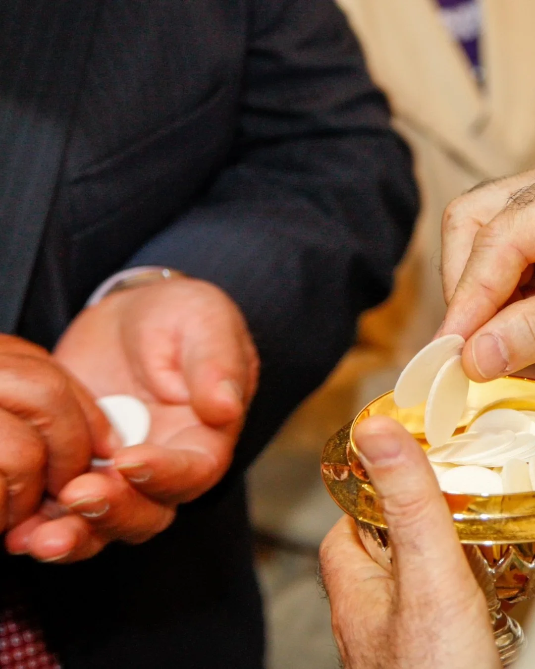 Communion at Saint James Episcopal Church 

If you&rsquo;d prefer to receive communion in your seat, we&rsquo;re happy to bring it to you.  Just let one of the ushers know.  We&rsquo;re glad to assist!

If you prefer a gluten-free wafer, please ask t