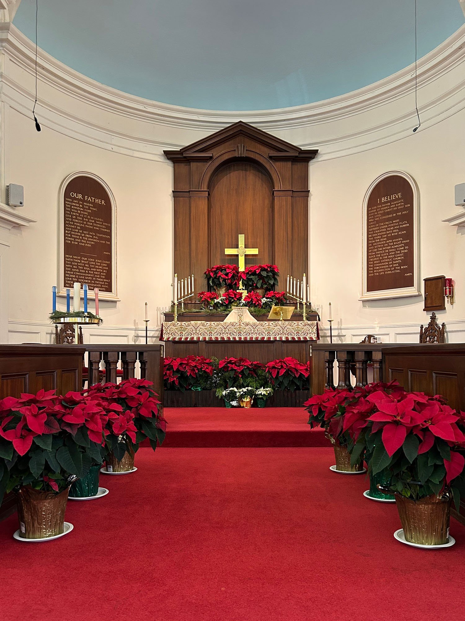 2025-decorated-church-Christmas-time-18.jpg