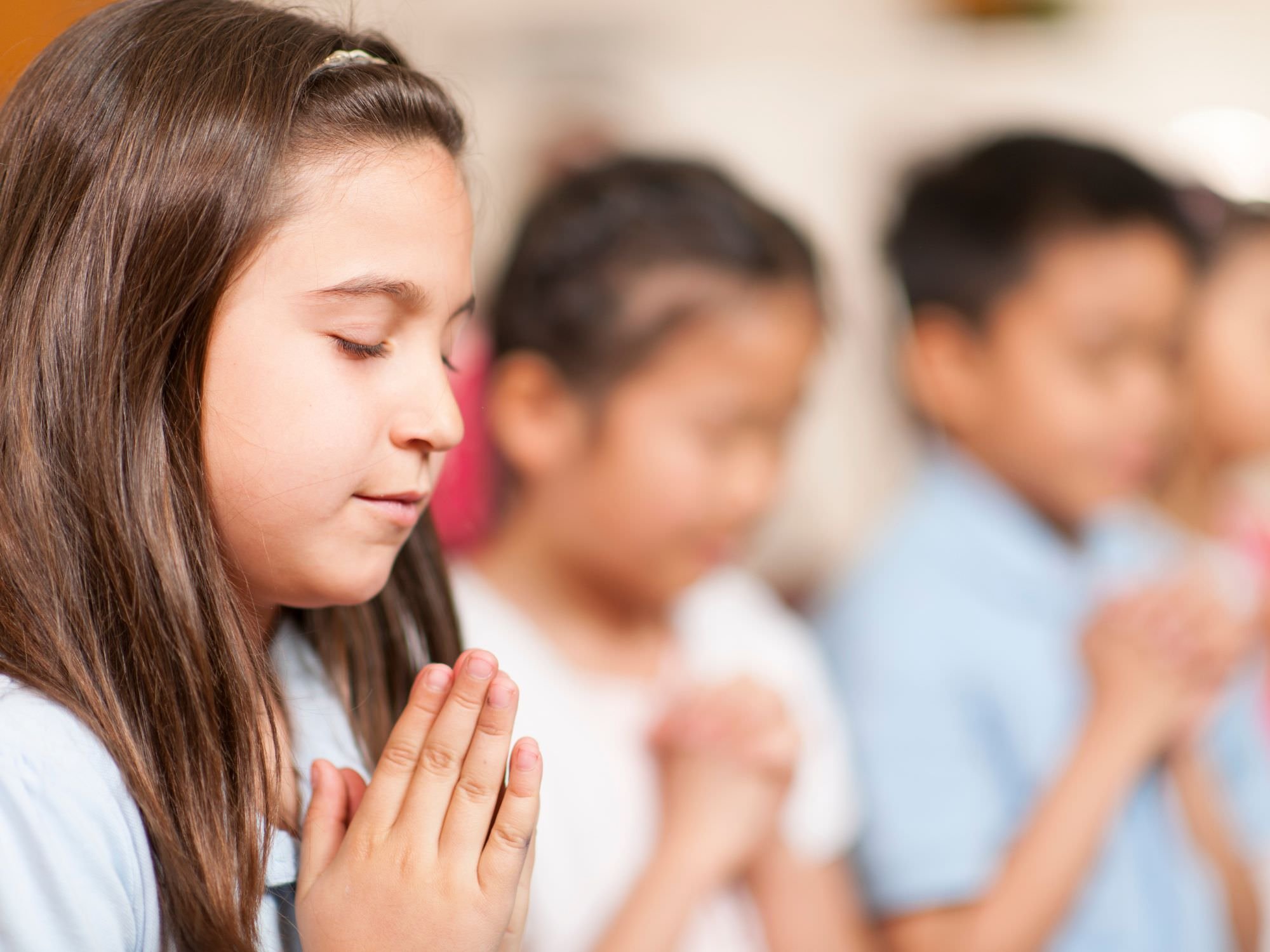 children praying - sunday school