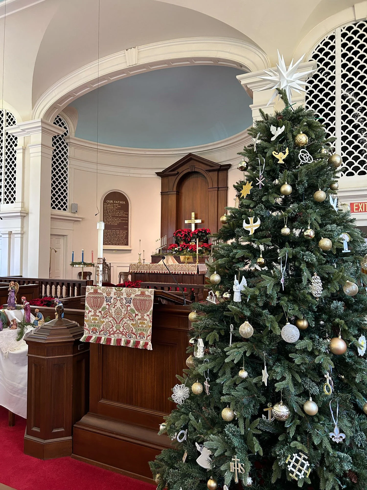 2025-decorated-church-Christmas-time-17.jpg