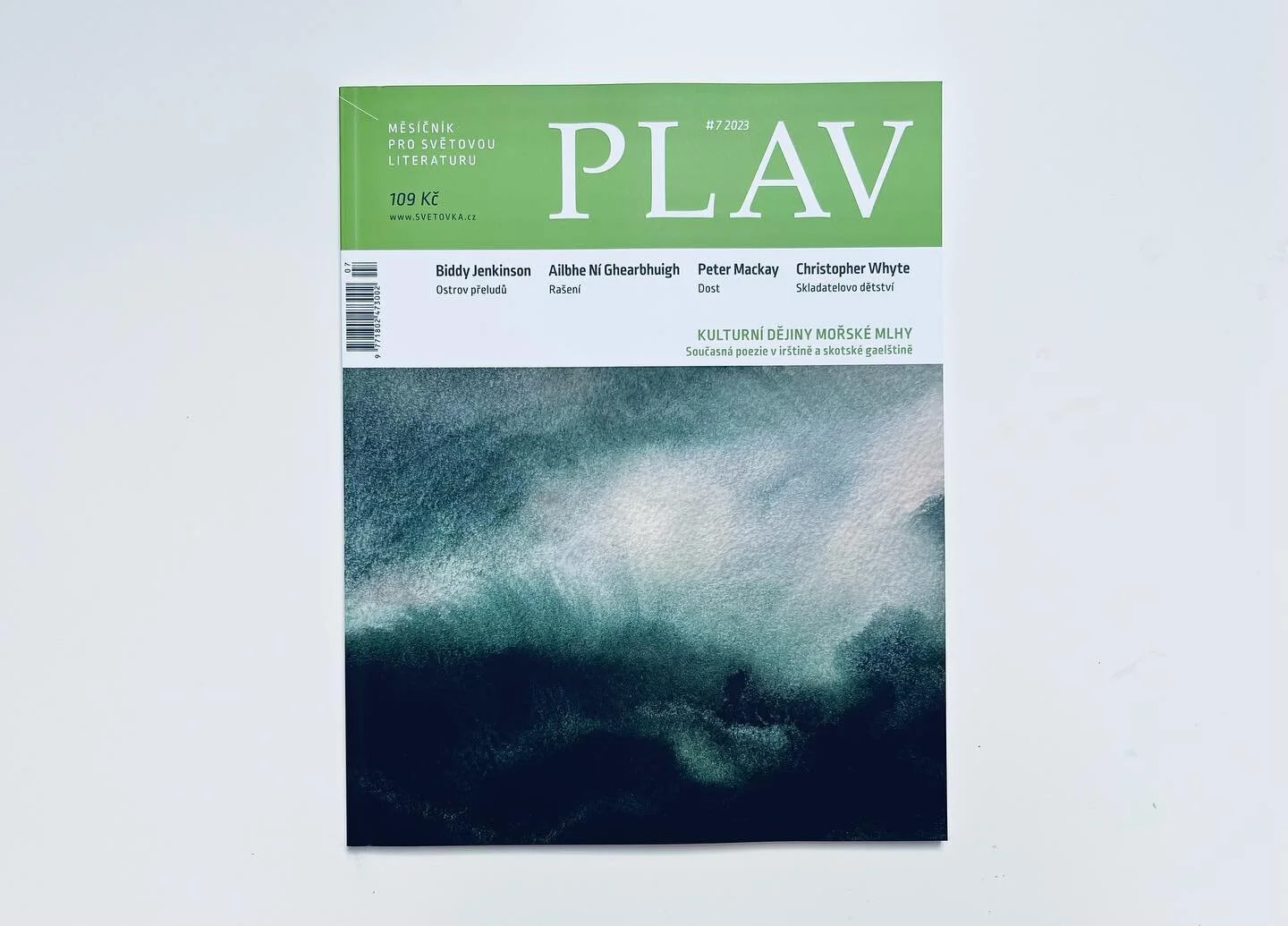 Ob&aacute;lka pro měs&iacute;čn&iacute;k PLAV 🌊 
&ldquo;Kulturn&iacute; dějiny mořsk&eacute; mlhy&rdquo;.

Tohle č&iacute;slo vypr&aacute;v&iacute; mnoho př&iacute;běhů.
Irsko, Skotsko, moře a sůl, p&aacute;lenka a pivo, stromy a v&iacute;ly, gaelsk