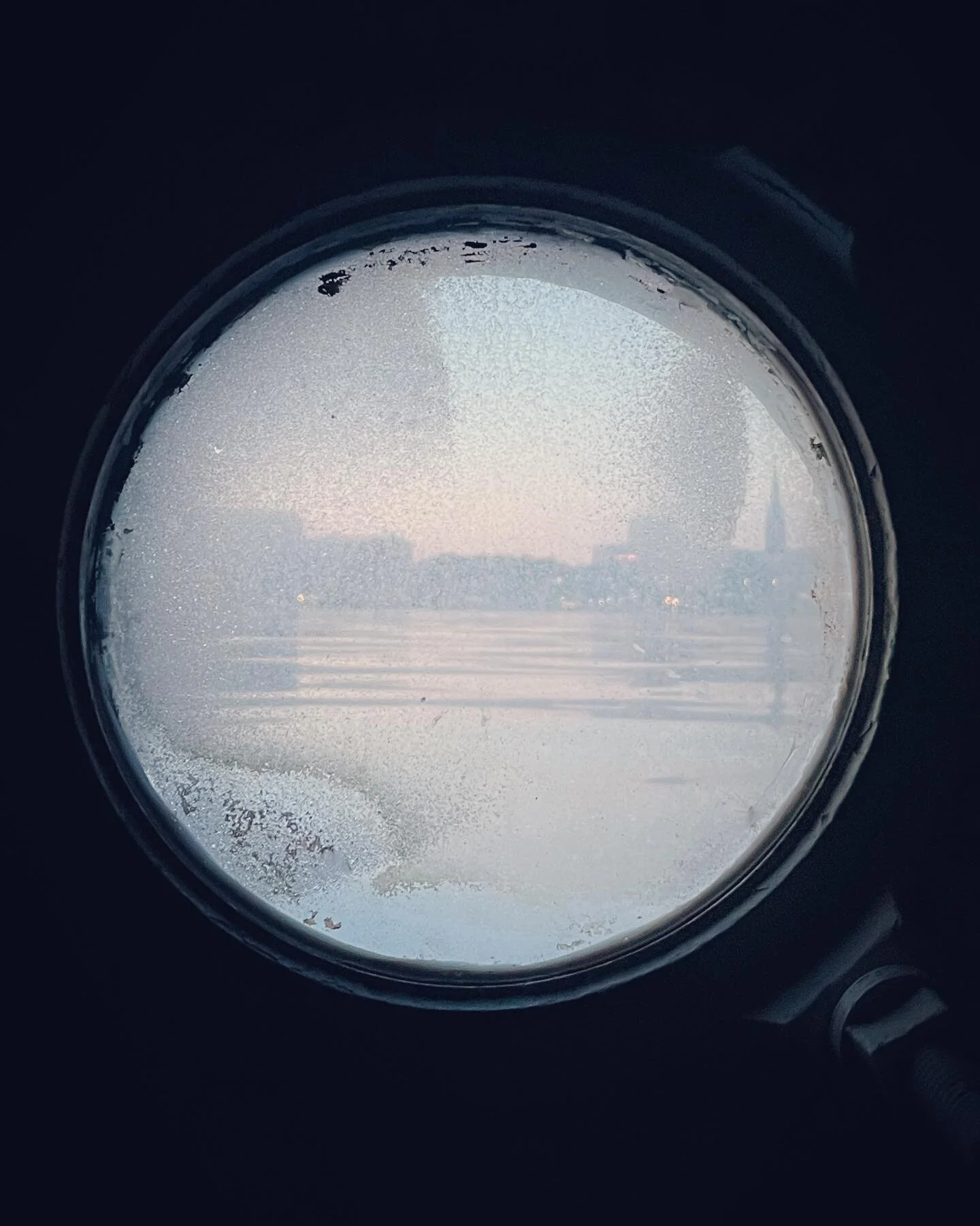 Span&iacute; v kajutě na lodi zakotven&eacute; ve stockholmsk&eacute;m fjordu. Tohle mi někde hluboko uvnitř m&eacute; du&scaron;e způsobuje ryz&iacute; radost a klid.
Stockholm
Květen 2023