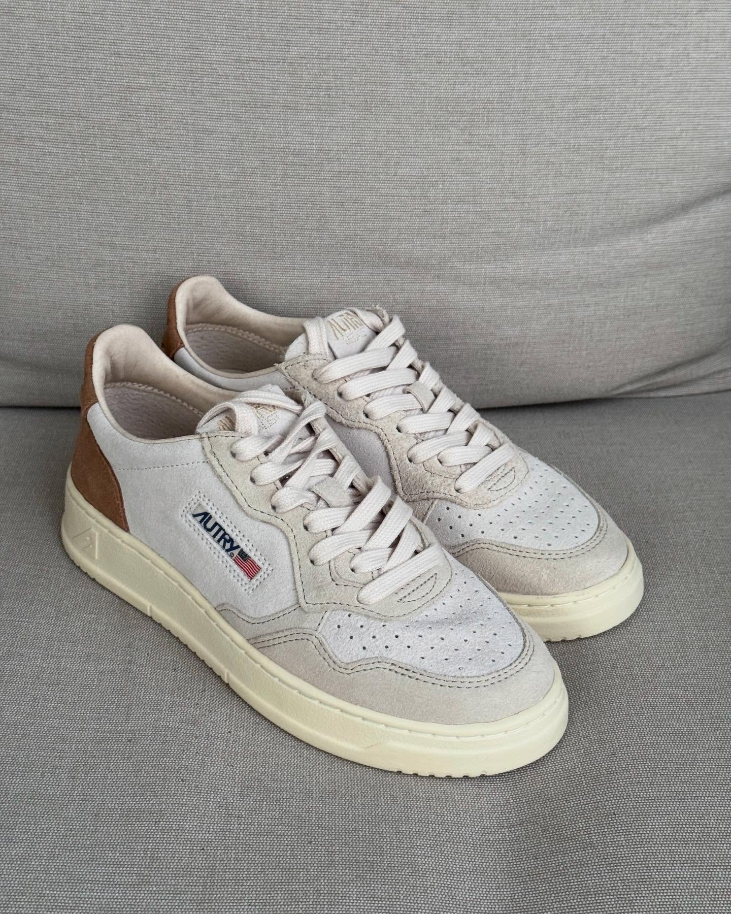 AUTRY Medalist 🌱
Sneakers fra Autry som kombinerer ikoniske vintagemodeller med den nyeste teknologien. Modellen Medalist er en moderne tolkning av den original skomodellen fra 80-tallet.
#autry #sneakers #neozsandefjord