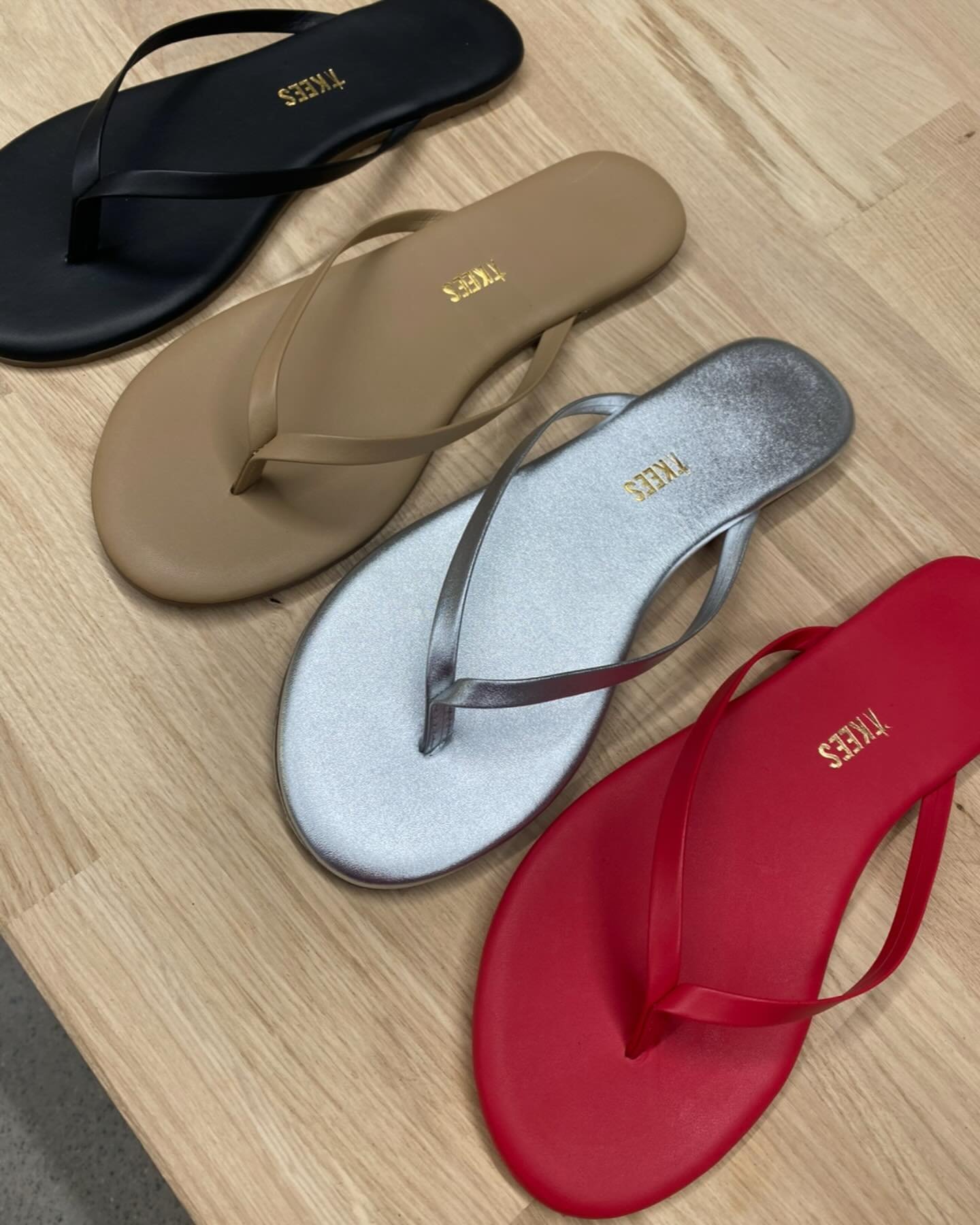 Sesongens fineste flip flops i skinn fra Tkees🤎
#tkees #flipflops #leather #summeressetials #neozsandefjord