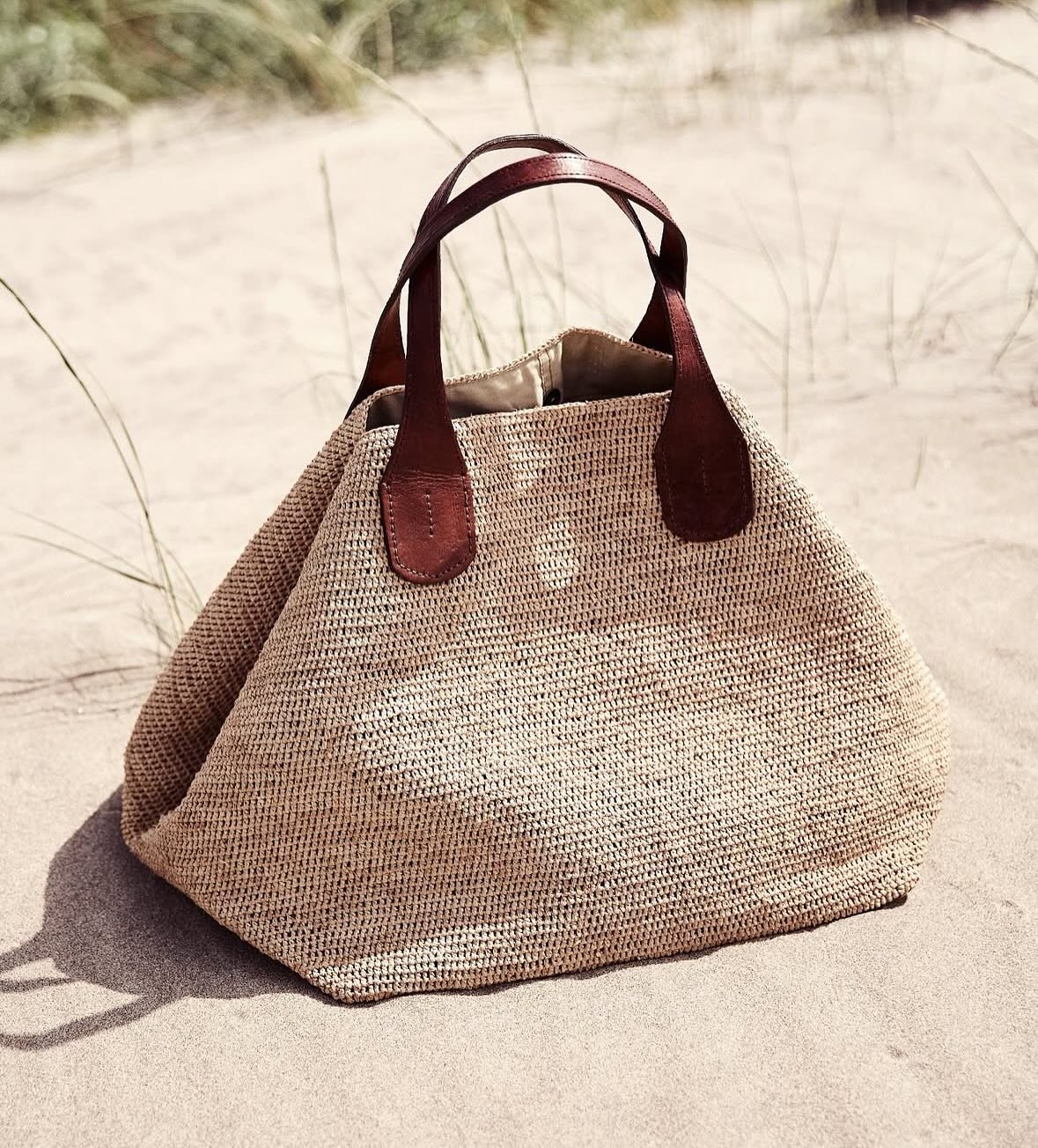 Raffia vesker fra @ibeliv_official 🤎
Håndlaget i Madagaskar med nøye utvalgt raffia!Elegante og funksjonelle vesker med masse sjarm.
Velkommen 10-17 i dag.
#ibeliv #raffiabags #neozsandefjord