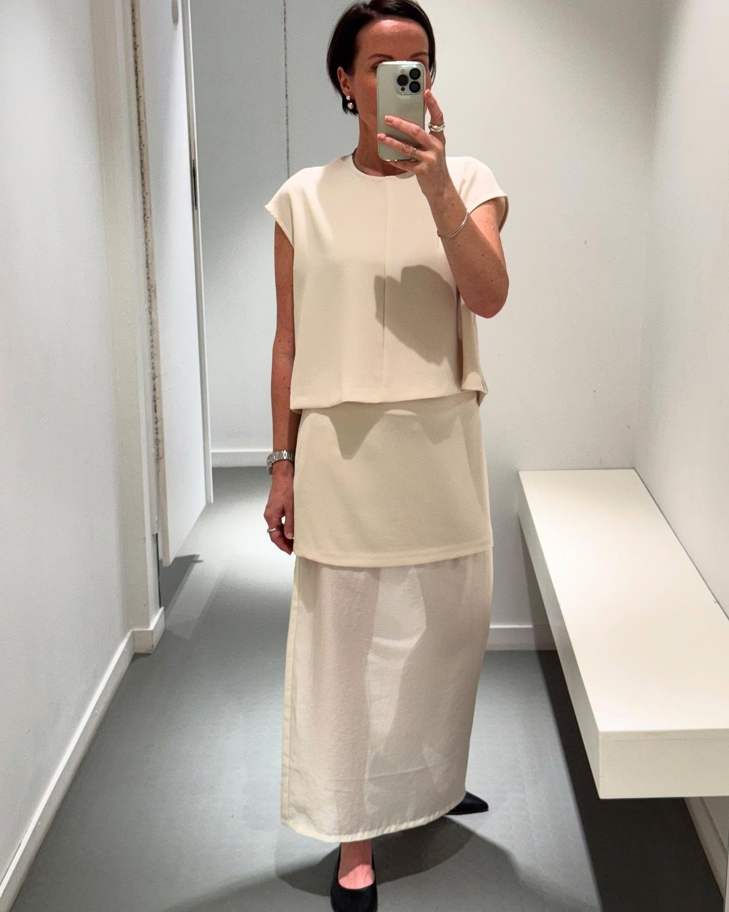 Topp og skjørt fra STYLEIN 🤍
Velkommen lørdag 10-16!
#stylein #worldofstylein #minimalism #neozsandefjord
