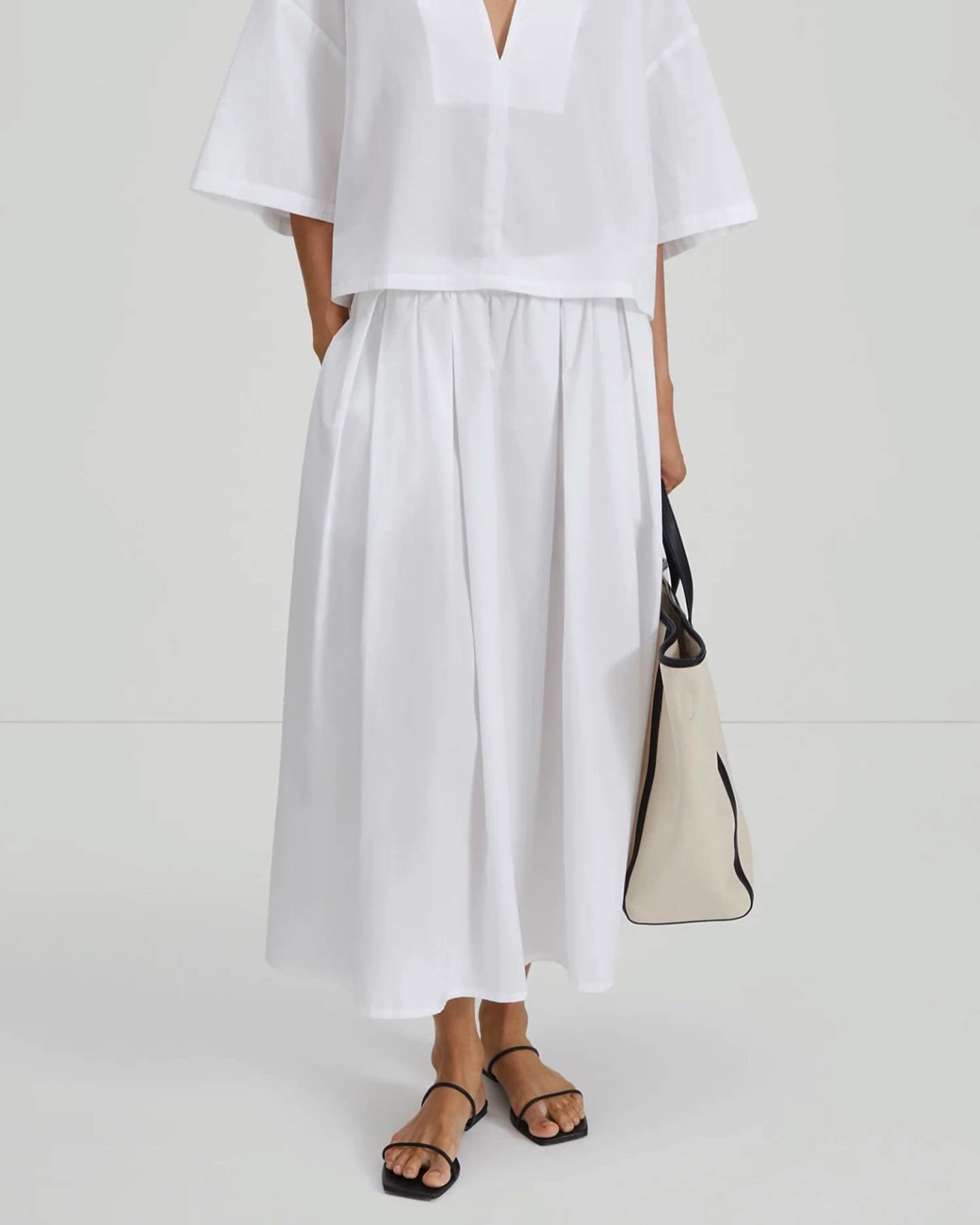 🤍 Jorina skjørtet fra @worldofstylein er perfekt for sesongen! Finnes også i sort og camel.
Åpent 10-17 i dag! Velkommen innom.
#stylein #worldofstylein #minimalism #timeless #neozsandefjord