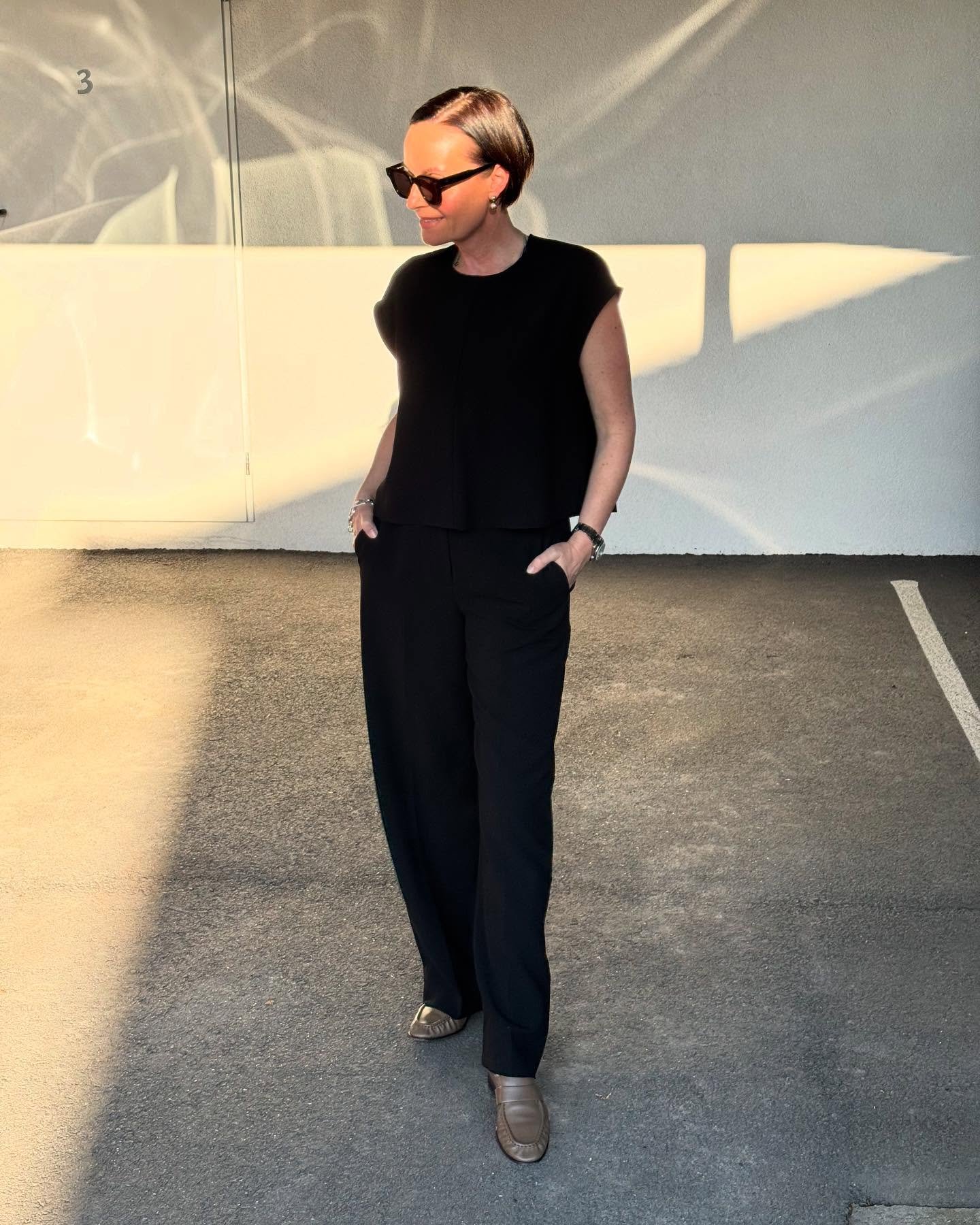 God 1. Mai 🌱🌱
Sort er kanskje ikke den klassiske sommerfargen, men den er tidløs og elegant.
Theory bukse • Stylein topp • Chimi solbriller
#theory_ #stylein #chimi #classic #timeless #neozsandefjord