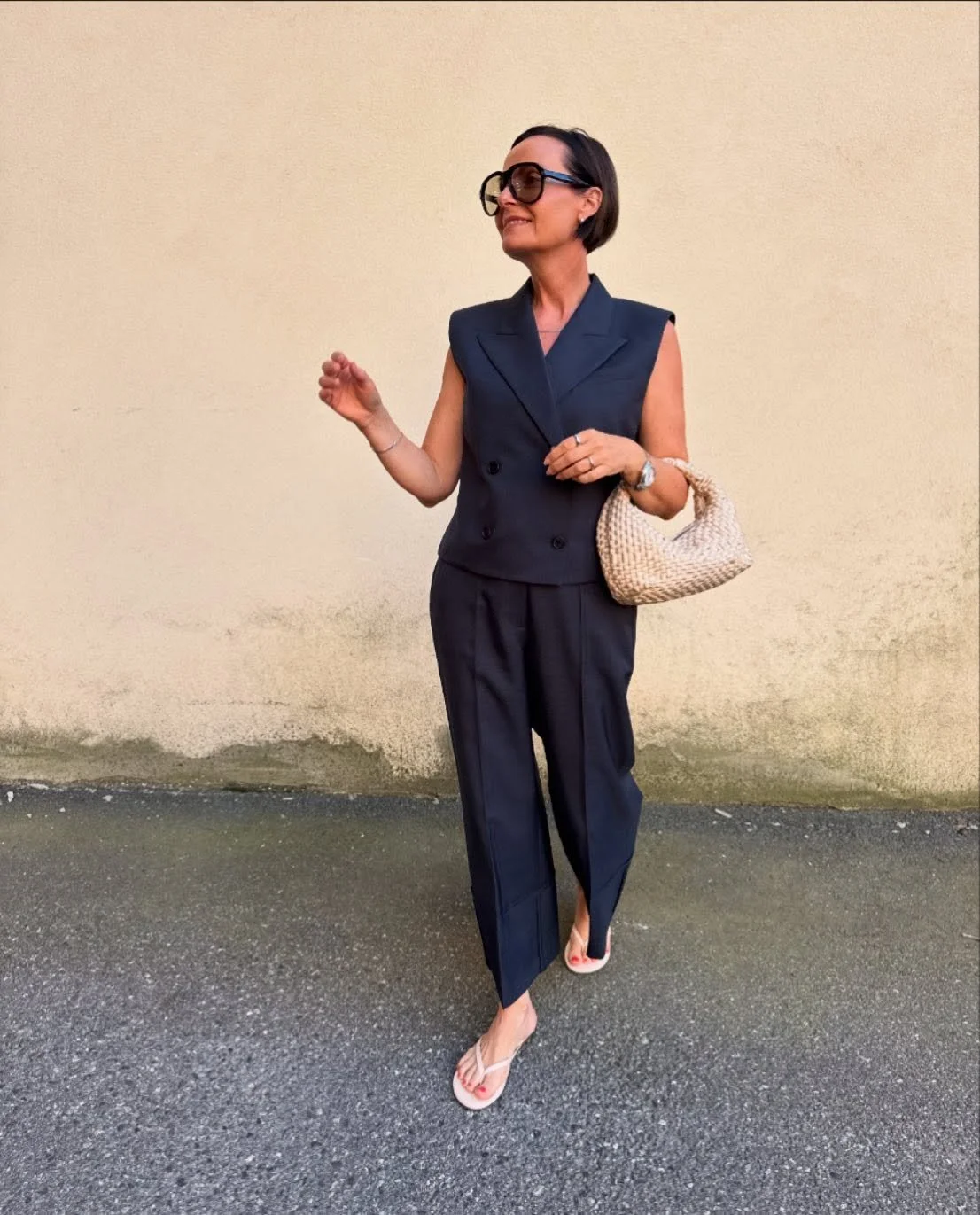 Vi har pakket opp nyheter____🩵
- Bukse og vest fra THEORY, Flip Flops i skinn fra Tkees og Maria La Rosa veske.
Velkommen innom 10-16 i dag.
#theory_ #tkees #marialarosa #chimi #timelessstyle #neozsandefjord