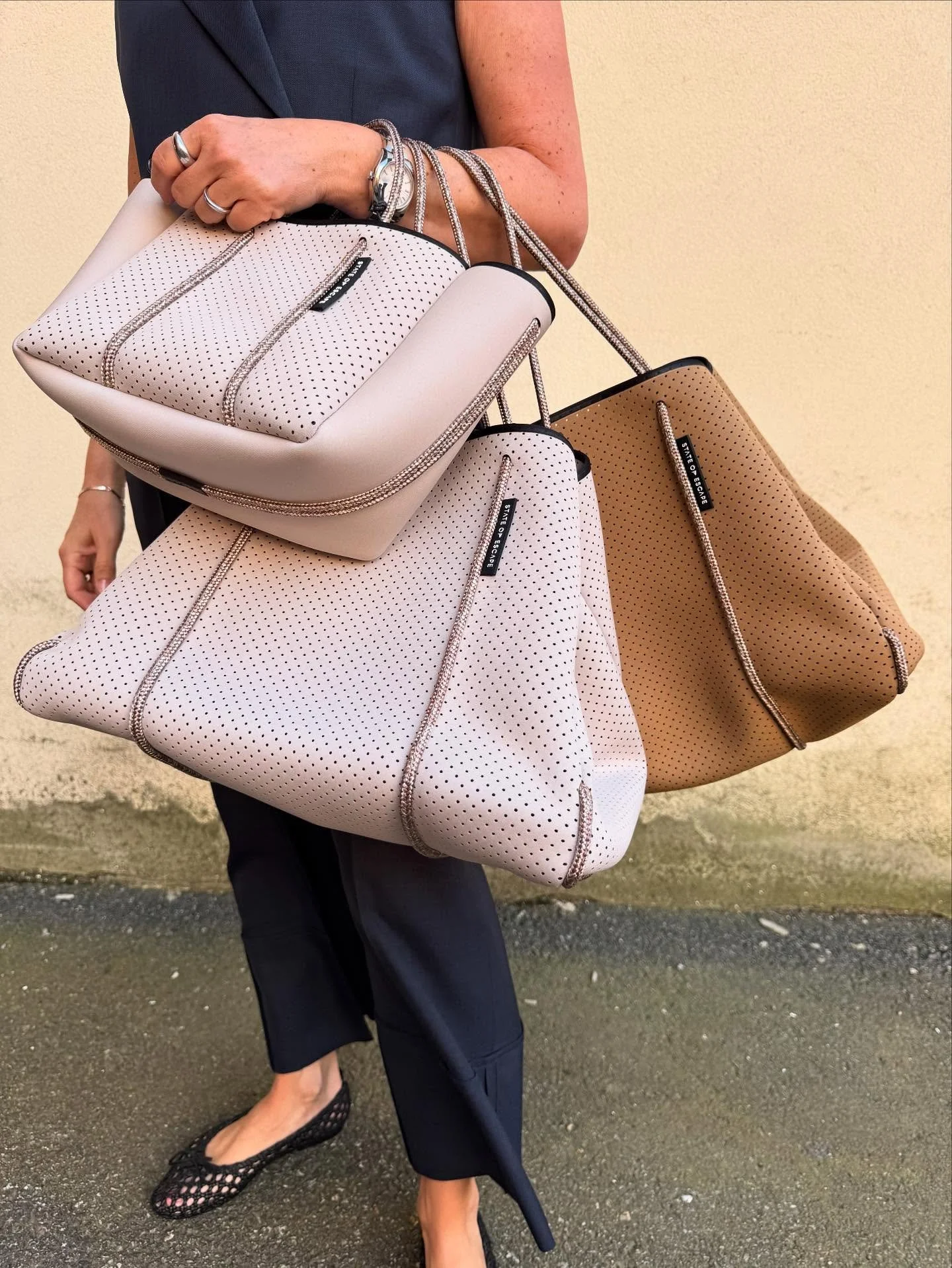 Vi har fått påfyll av Escape Tote fra State of Escape 👜
- Vi har pakket opp nyheter og har SALG på sesongens varer. Kom innom å gjør noen kupp!!
Velkommen 10-17 i dag😎
#nyheter #salg #timelessstyle #neozsandefjord
