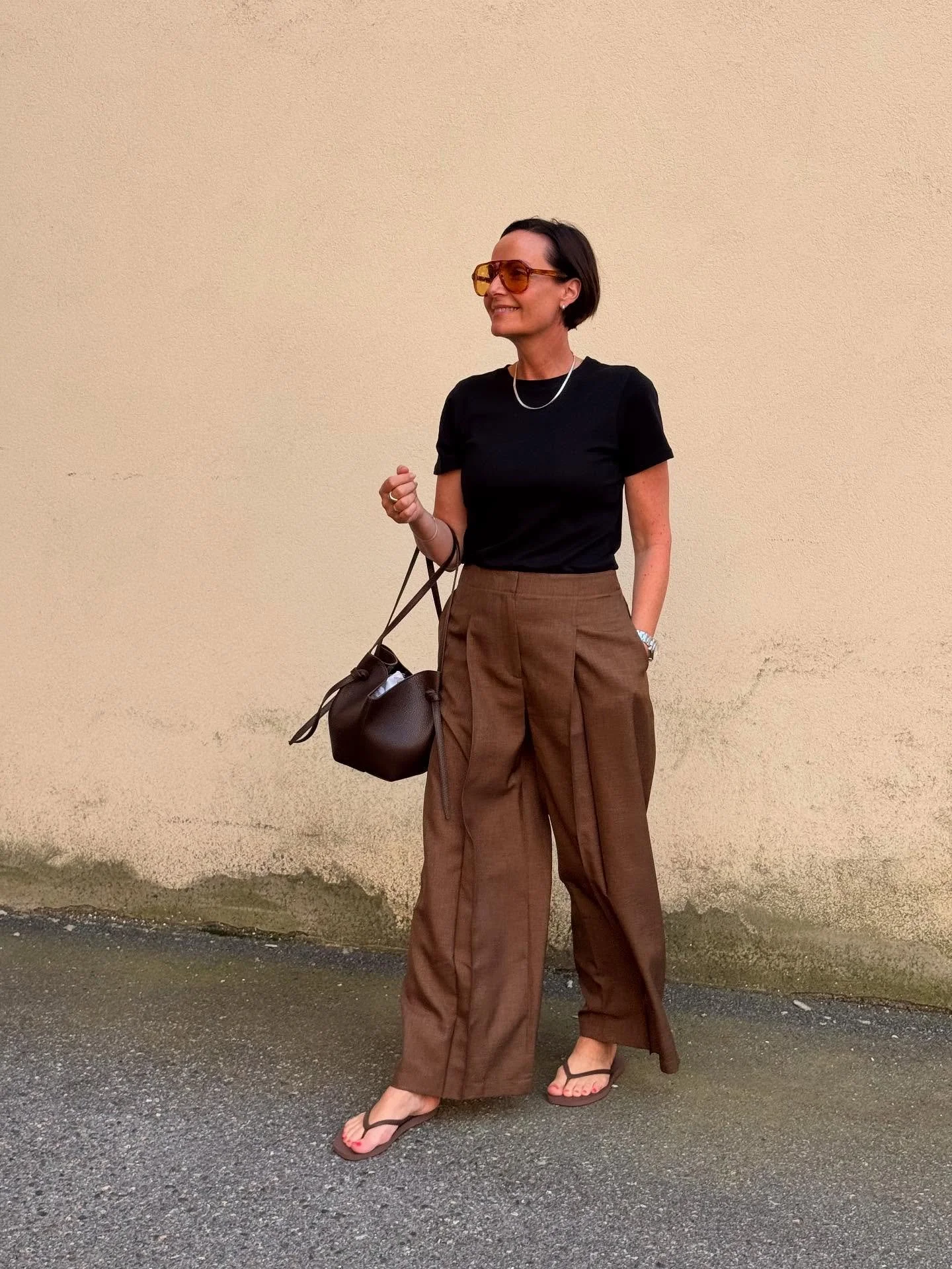 Bukse fra Theory • Agnes Tee Julie Josephine • Veske- Mochi Pebble Grained • Solbriller Chimi😎
Velkommen 10-18 i dag!
#theory _ #juliejosephine #yuzefi #chimi #timelessdesign #neozsandefjord