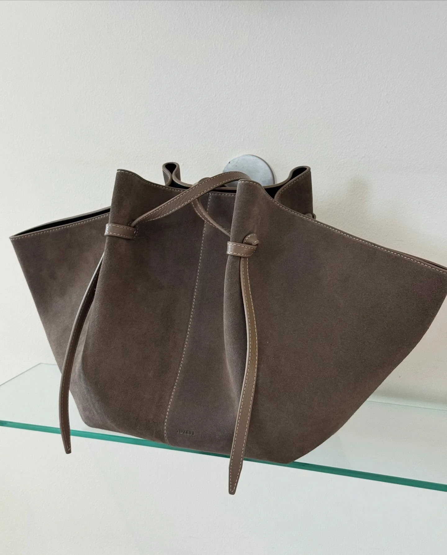 Large Mochi Suede fra Yuzefi 🤎
Vesken kjennetegnes av Yuzefis organiske former, folder og knutedetaljer, og er laget i luksuriøs, italiensk semsket skinn.
Velkommen 10-17 i dag!
#yuzefi #yuzefibags #neozsandefjord