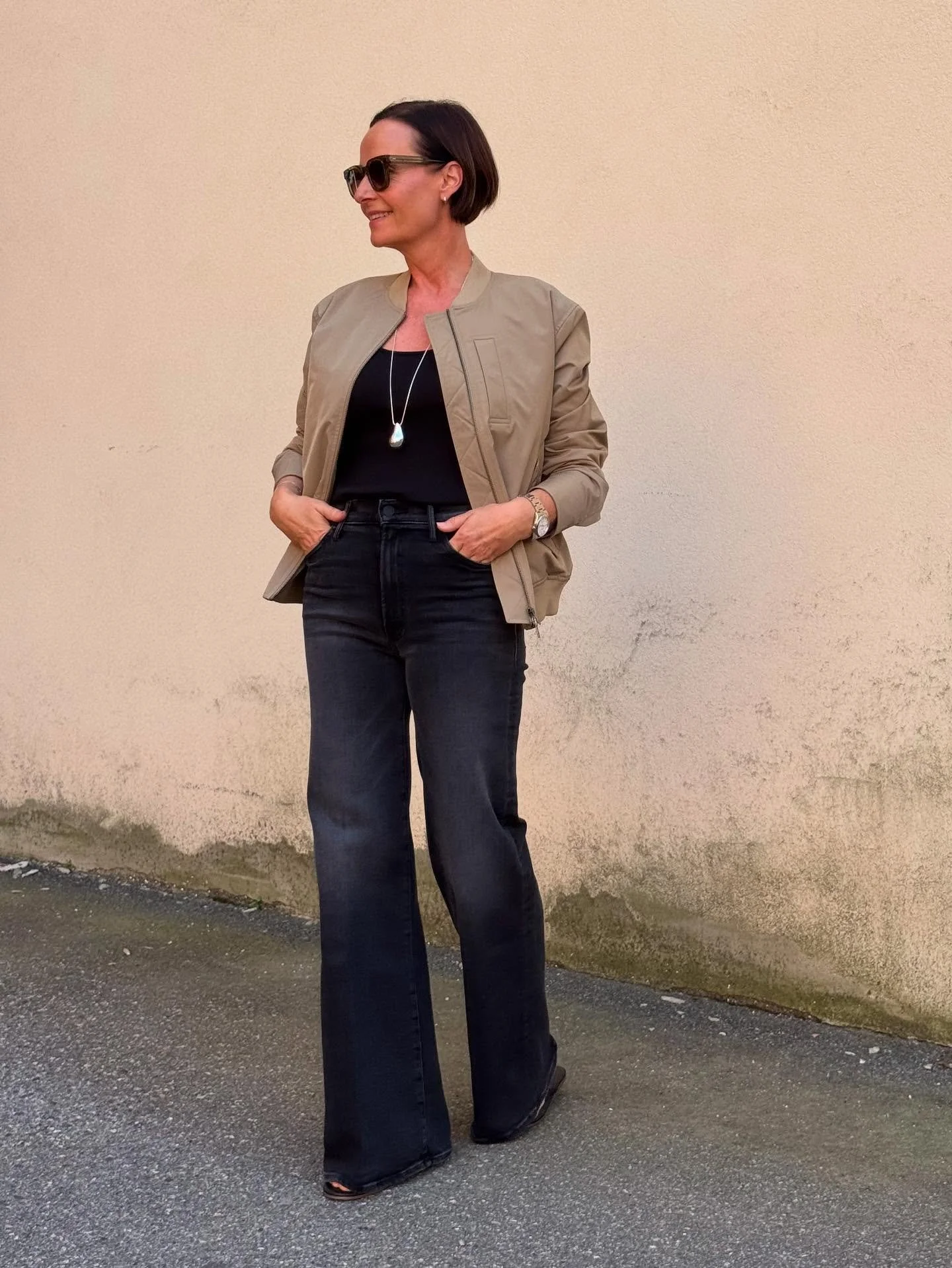 Vince har levert den perfekte bomberjakken for høsten🤎 Jeans fra Mother.
Velkommen 10-17 i dag_ Fortsatt SALG på sesongens varer.
#vince #mother #liestudio #anonym #timelessdesign #neozsandefjord