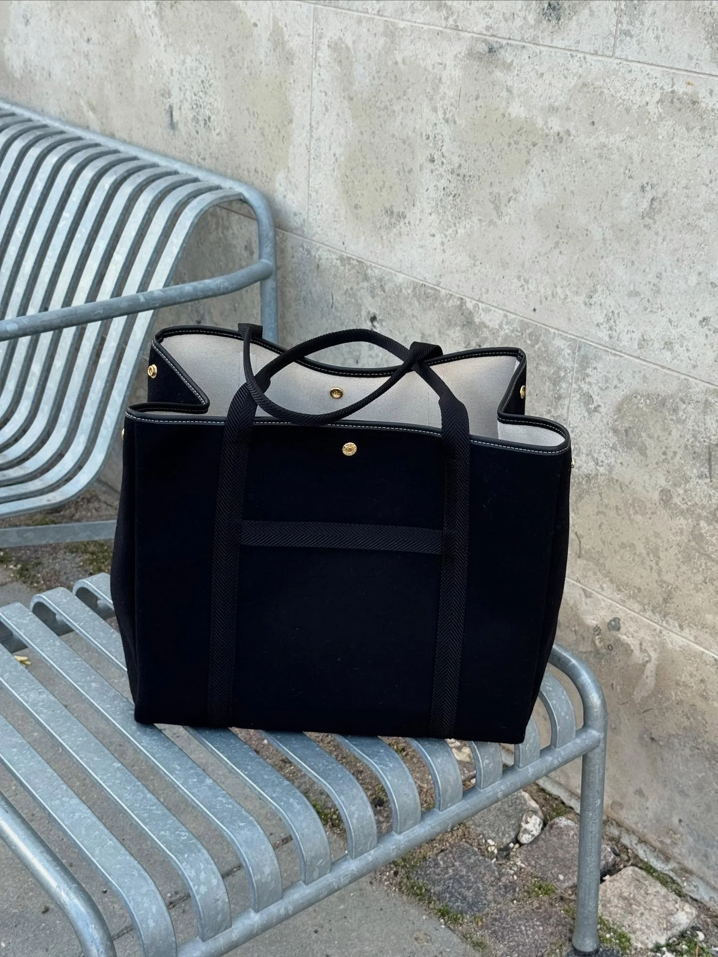 Traversée vesken fra Rue De Verneuil -
En romslig veske i sort flanell! 🖤
Velkommen innom 10-17 i dag.
#ruedeverneuil #totebag #neozsandefjord