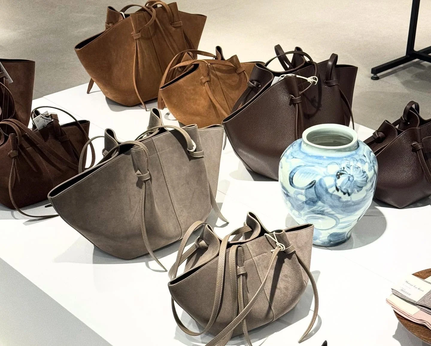 Mochi fra YUZEFI_
Med sine organiske former, myke folder og knutedetaljer fremstår disse veskene som rene kunstverk ♡ ♡
Velkommen innom 10-17 i dag!
#yuzefi #mochi #leatherbags #neozsandefjord