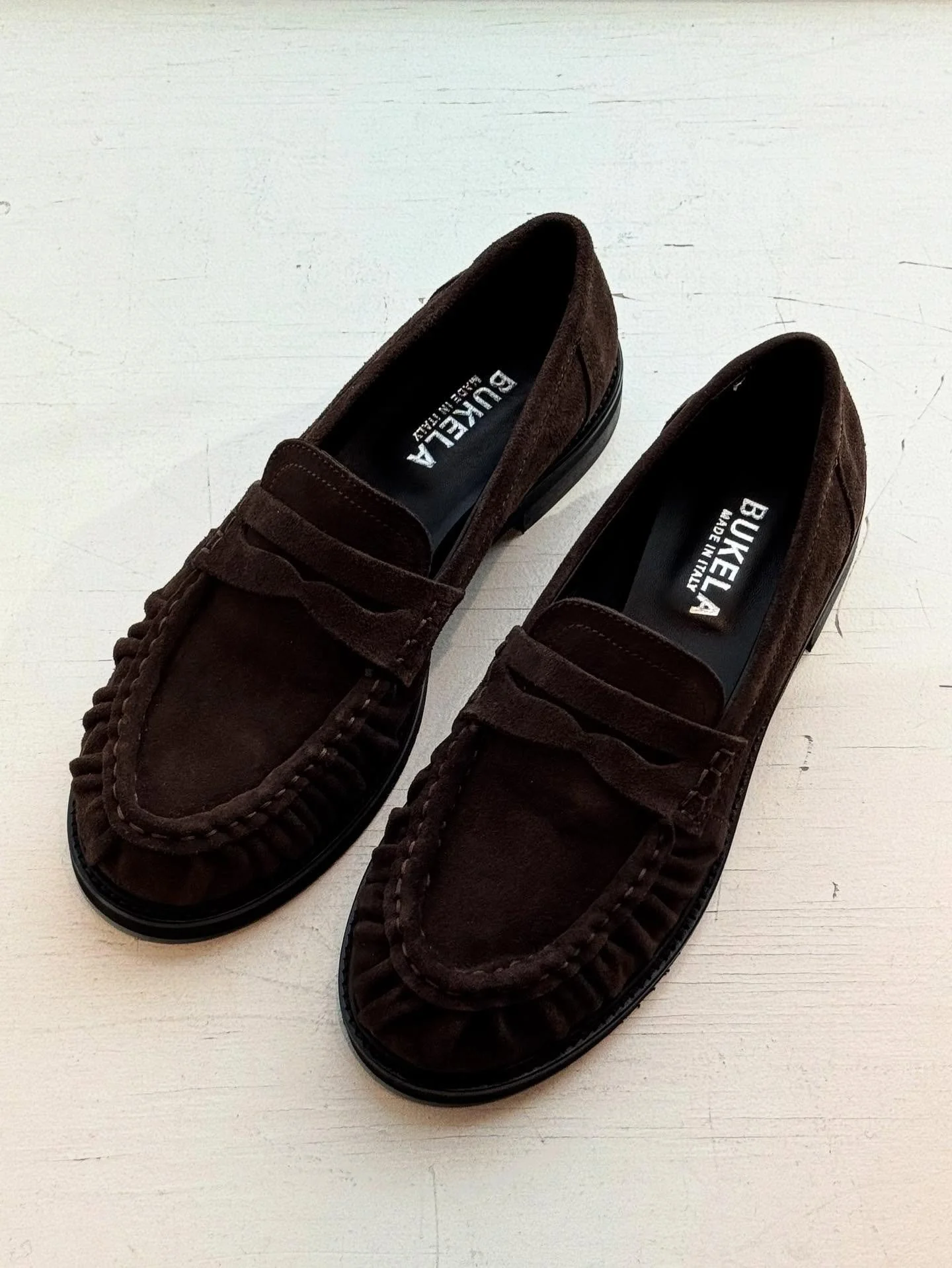 Maya loafer i semsket skinn er tilbake 🤎
Velkommen innom 10-17 i dag.
#bukela #loafer #suedeleather #neozsandefjord