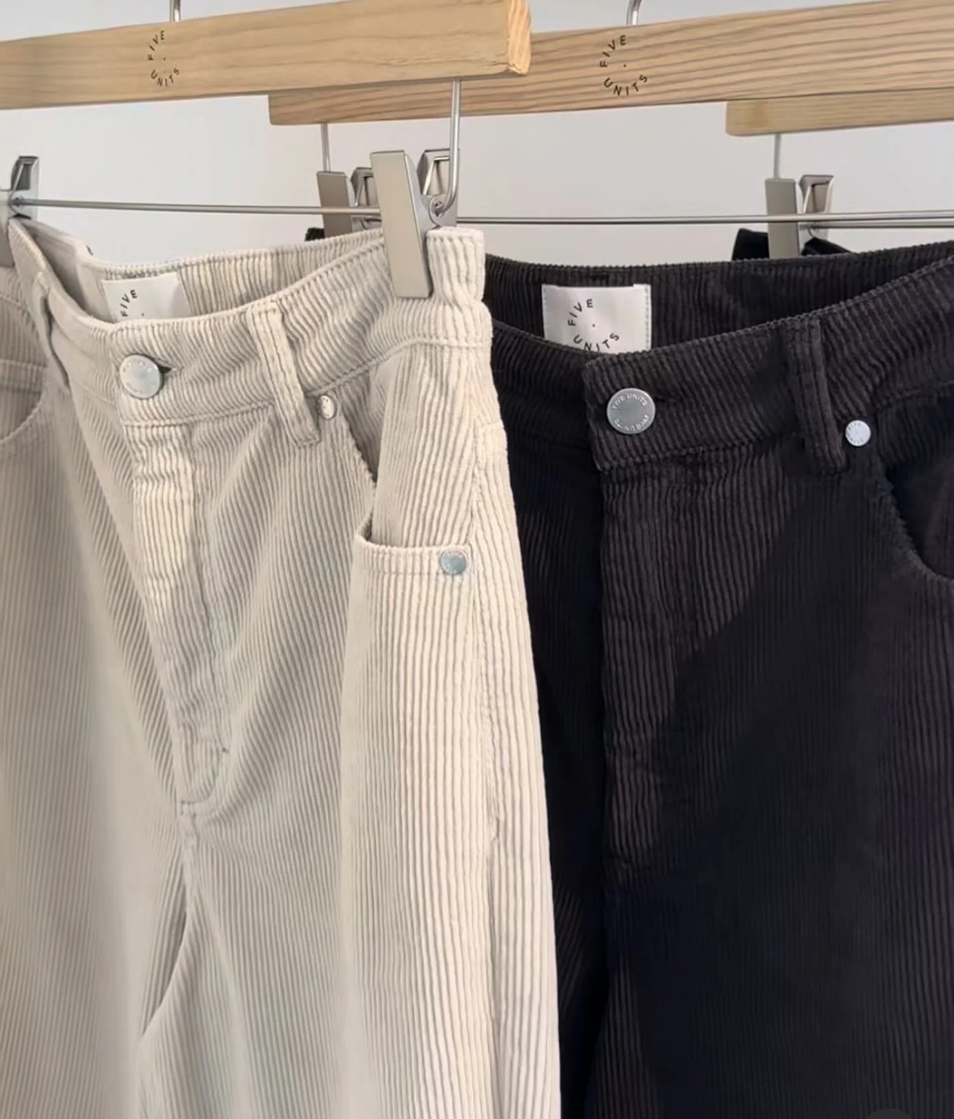 KORDFLØYEL - mykt, lunt og nostalgisk.🤍🤎
Vi har fått ulike modeller fra Fiveunits.
Velkommen innom 10-17 i dag.
#kordfløyel #corduroy #høststil #vintagevibes»