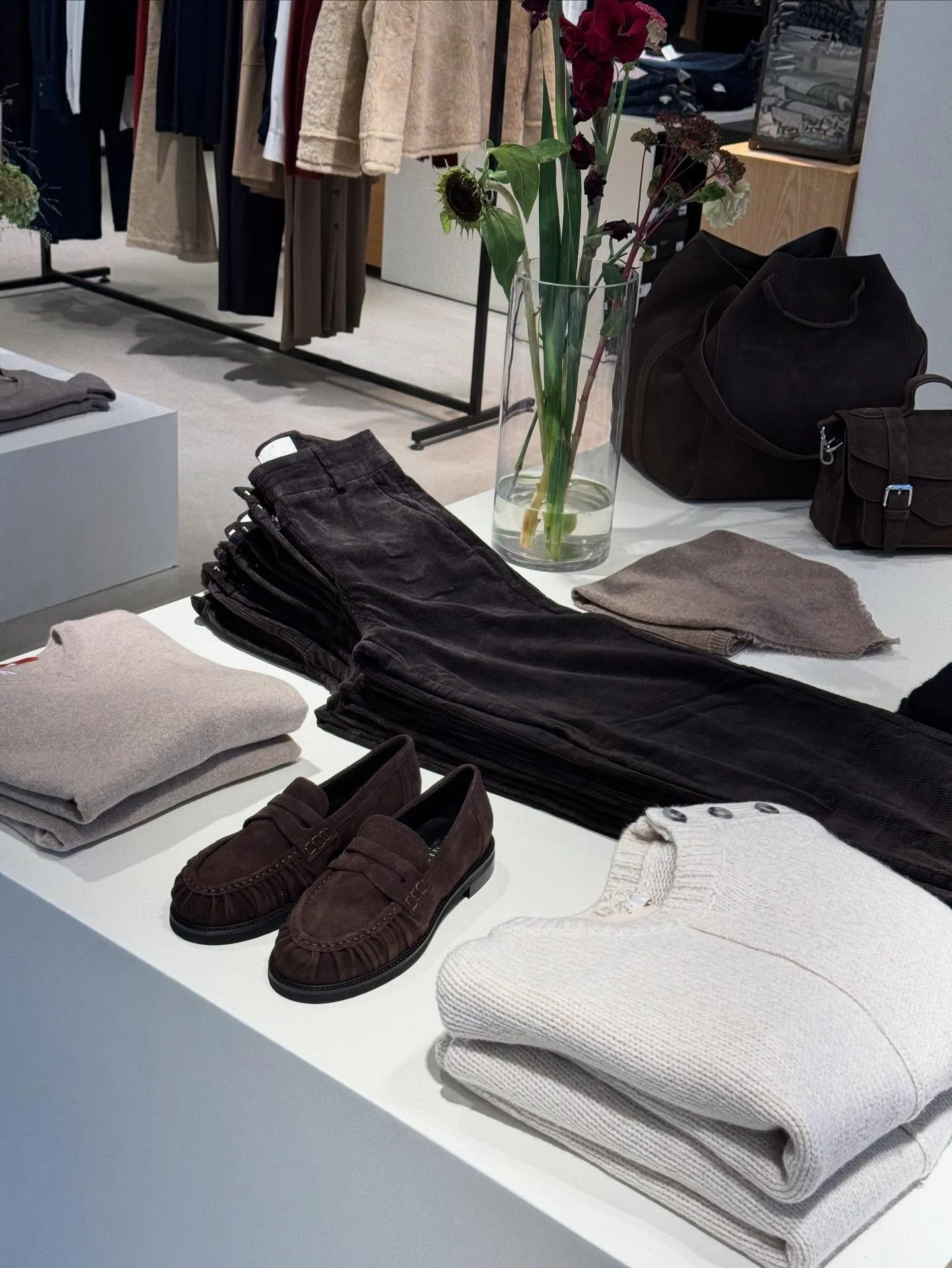 Høstens lune farger og materialer 🍂 Velkommen innom 10-16 i dag🤎