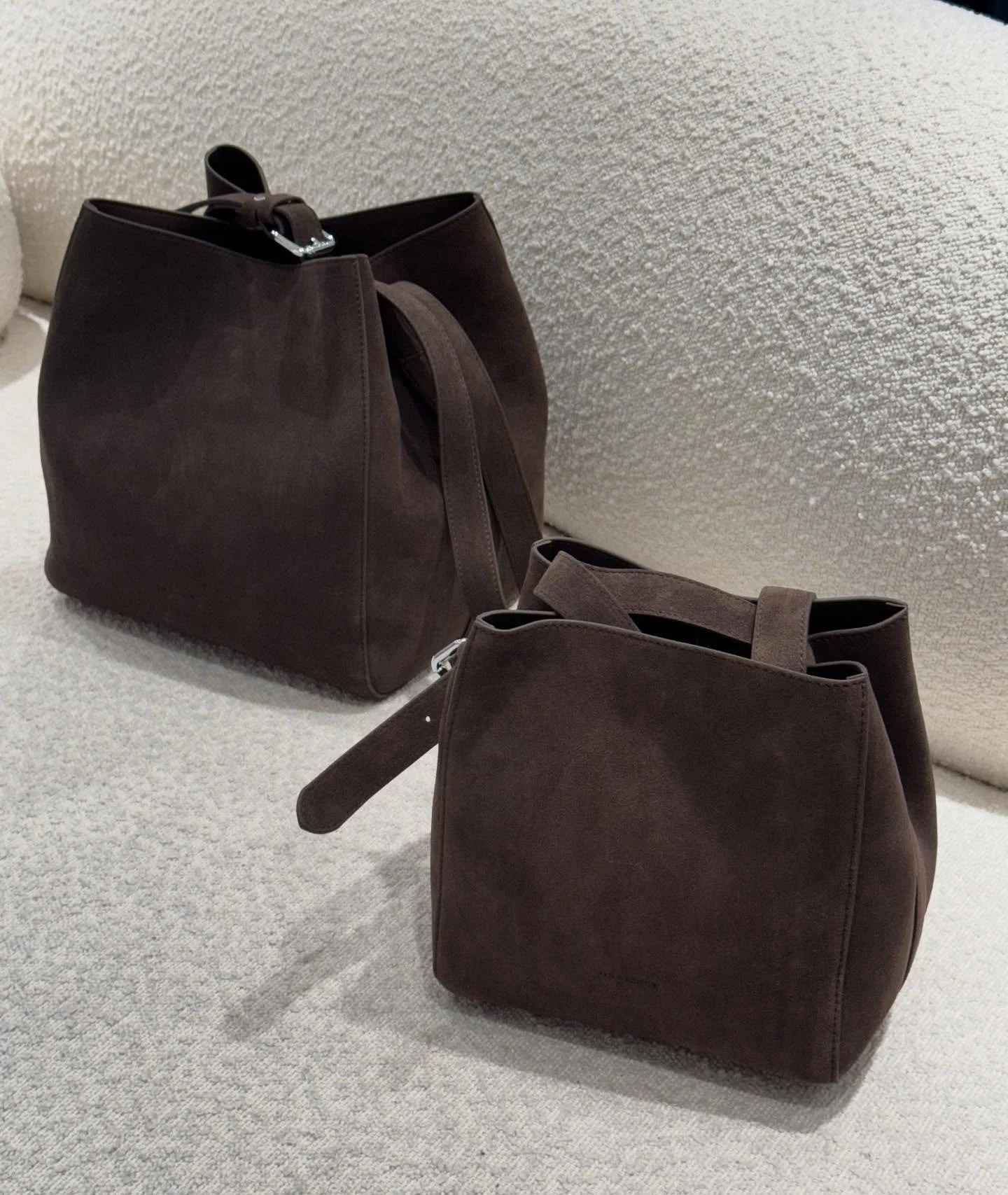Jim Rickey vesker i semsket skinn! En av høstens store trender 🍂
Vi har åpent 10-17 i dag - Velkommen innom🤎
#jimrickey #lestherbags #timeless #neozsandefjord