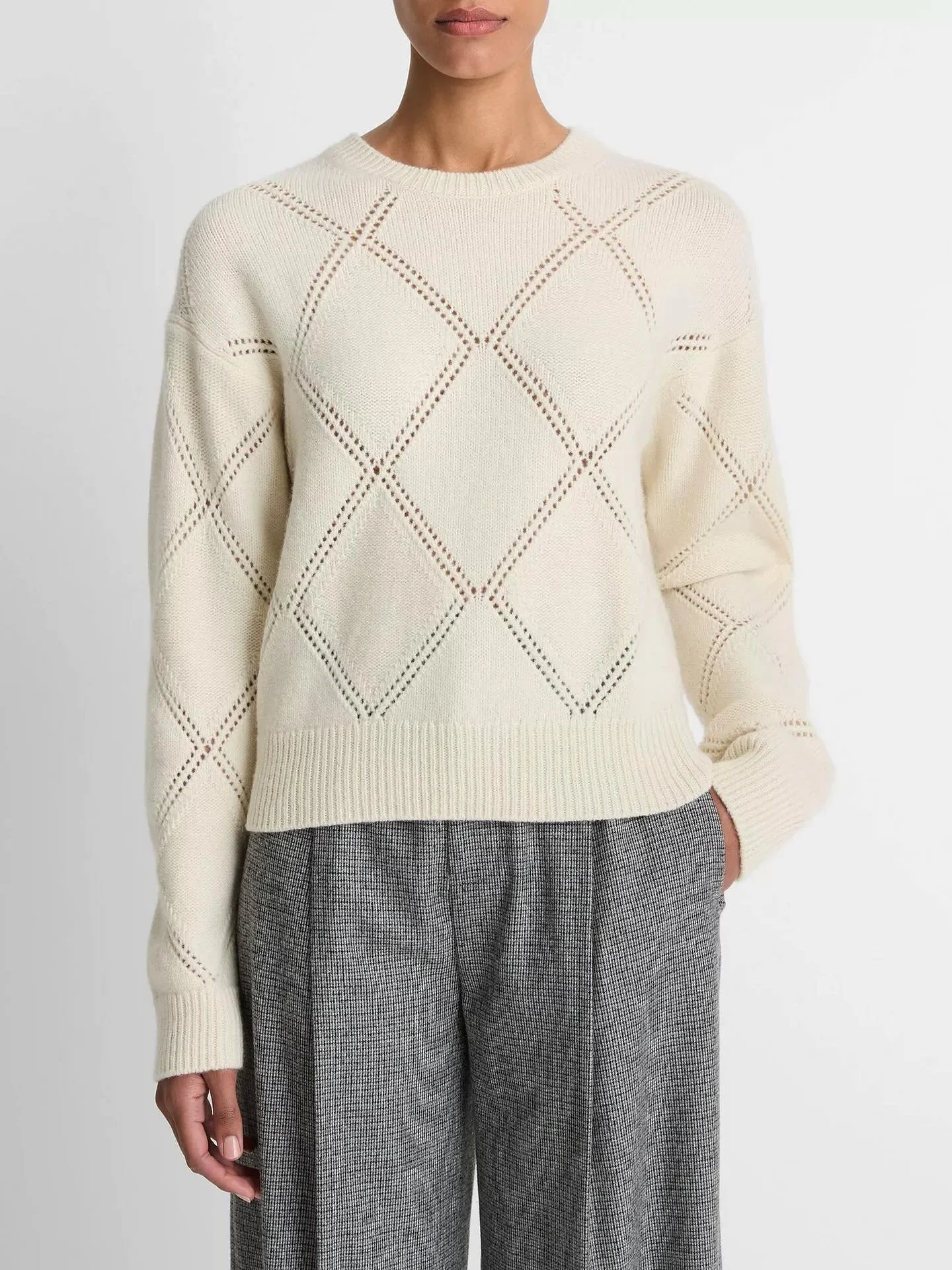 Nydelig vinterhvit genser fra Vince_☁️
Velkommen innom 10-17 i dag.
#vince #timelessfashion #fallessentials #neozsandefjord
