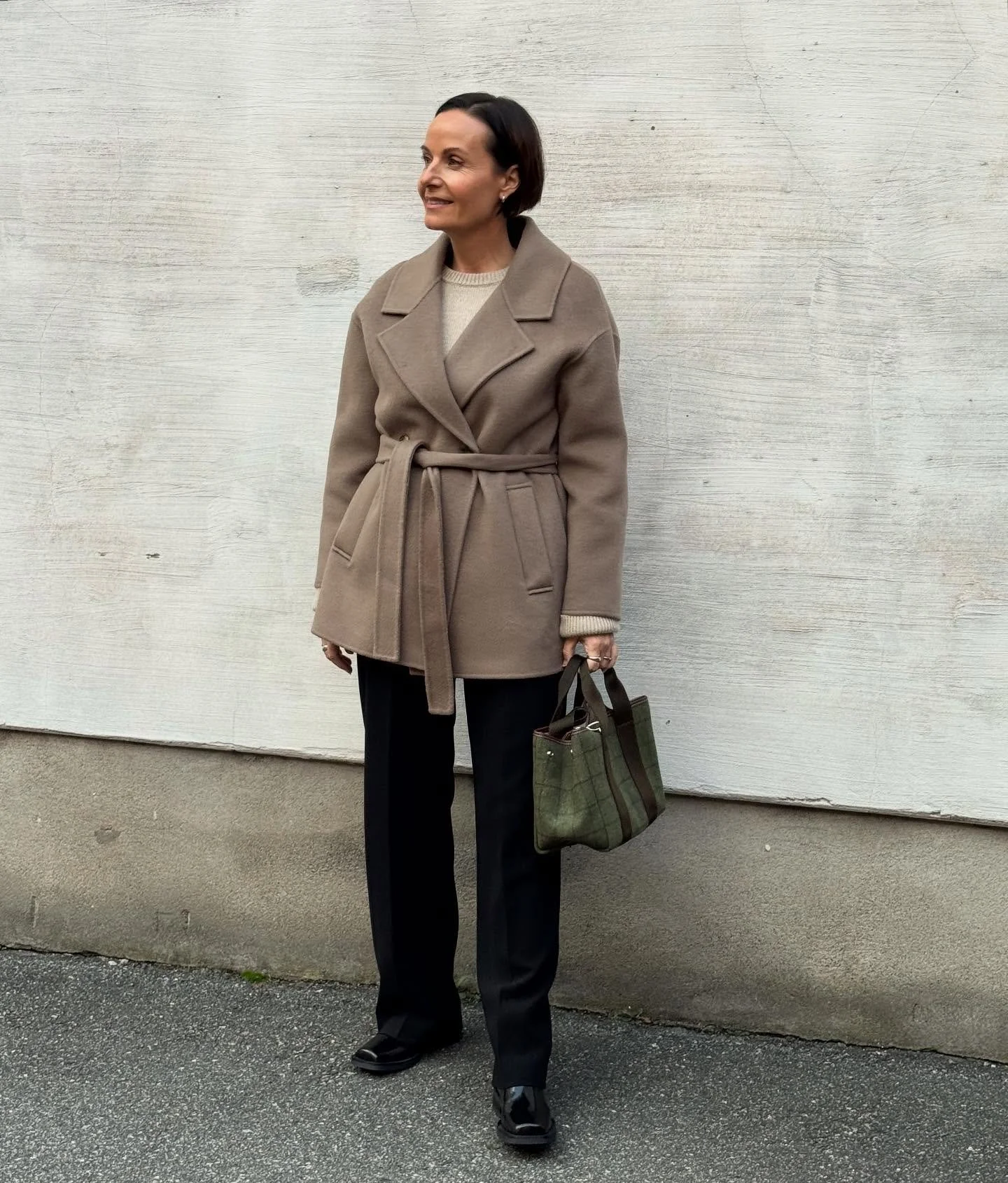 The London Jacket er en klassisk dobbeltspent ulljakke som kan brukes med og uten belte 🤎 Favorittvesken fra Rue De Verneuil.
Velkommen innom 10-18 i dag.
#thecurated #ruedeverneuil #fallessentials #timelessfashion #neozsandefjord