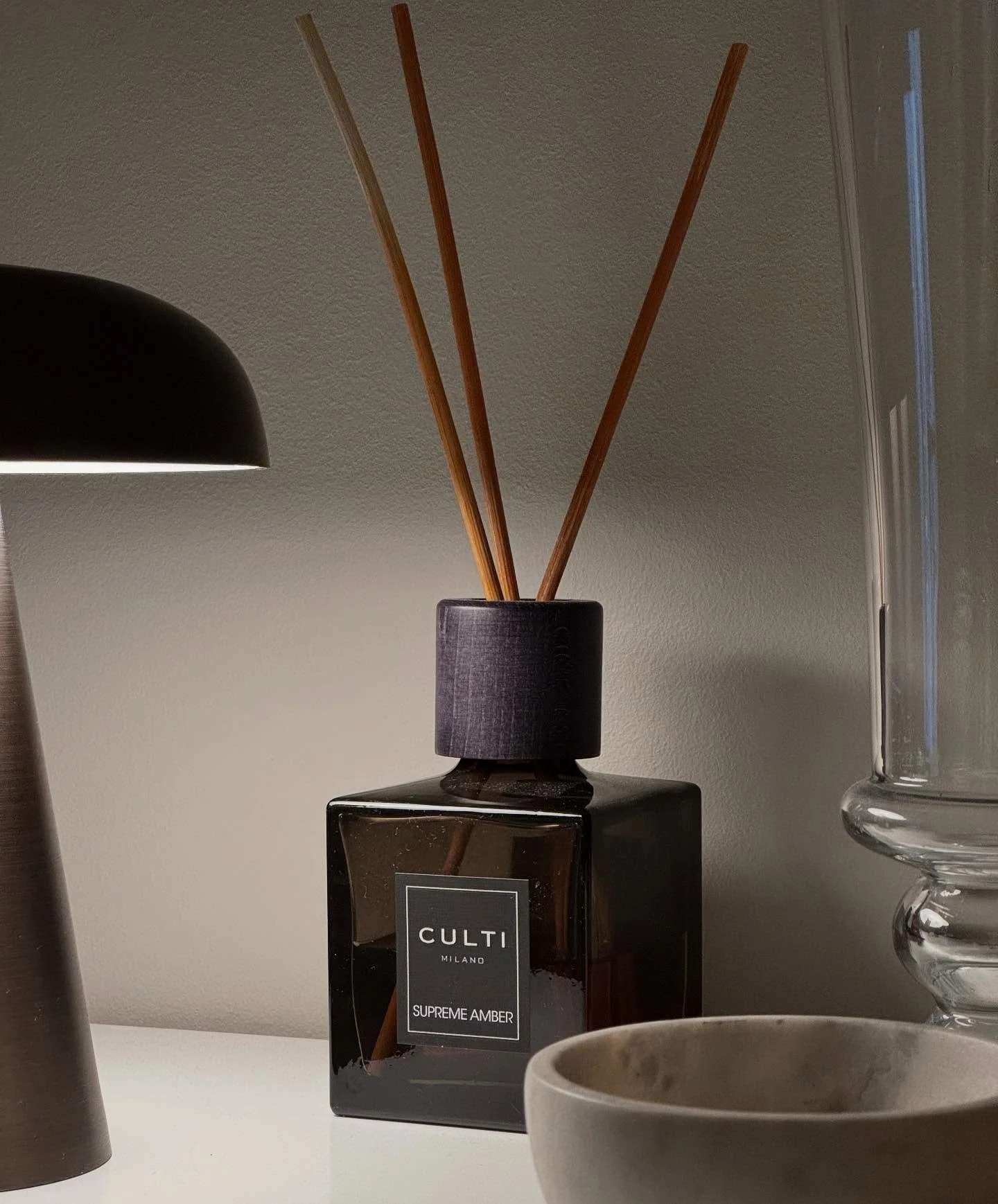 Deilige duftpinner fra italienske CULTI_ 🥀 Kom innom å finn din favoritt. Åpent 10-17 i dag.
#culti #italianbrand #diffusers #hverdagsglede #neozsandefjord
