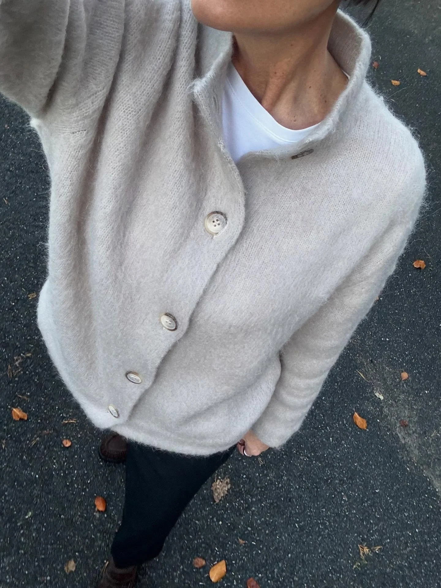 Nydelig cardigan fra Gran Sasso 🤎
Velkommen innom, torsdag åpent 10-18.
#gransasso #italianbrand #timeless #quietluxury #neozsandefjord