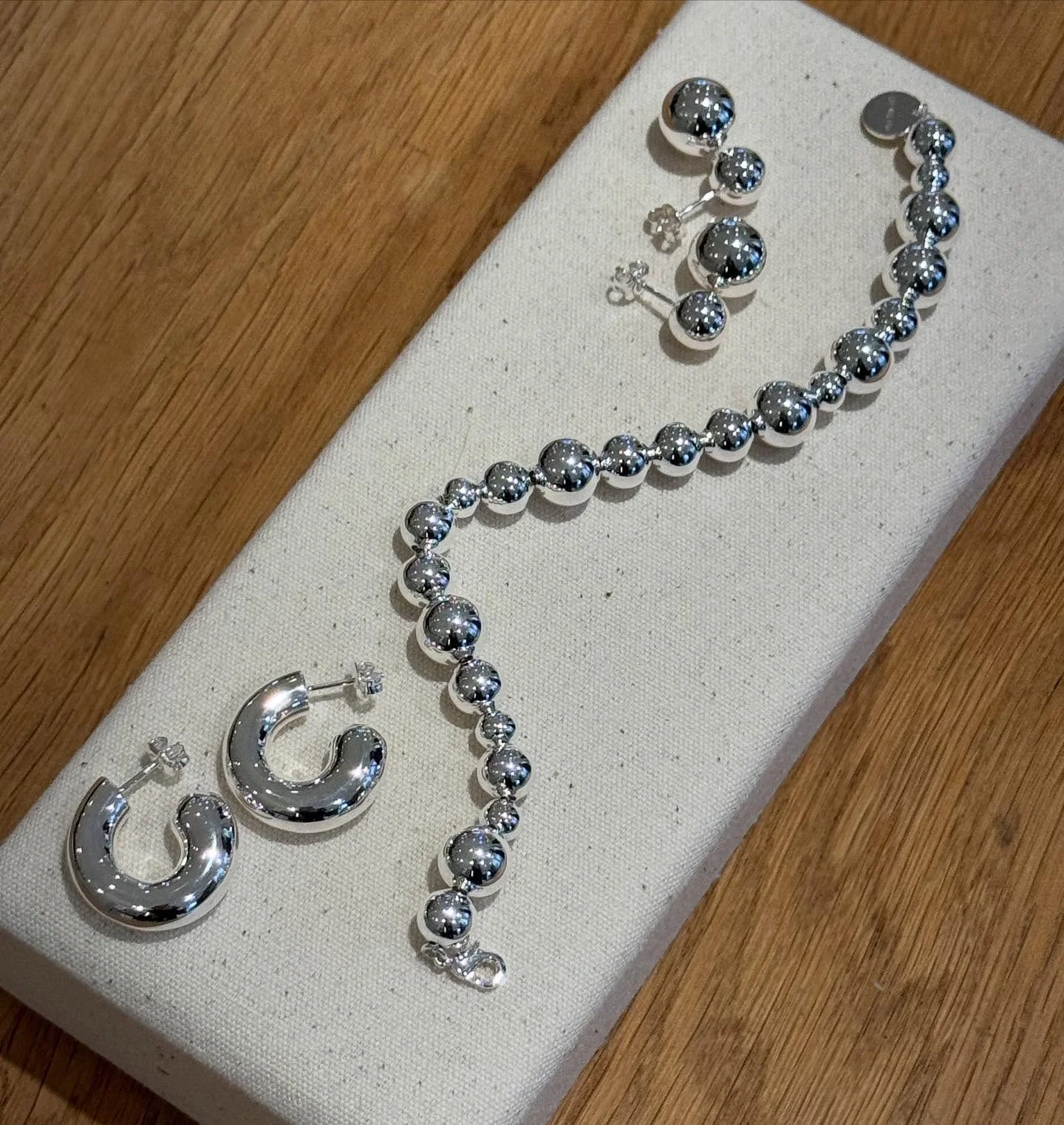 Noen av våre favoritter fra Lié Studio✨
Velkommen innom 10-16 i dag.
#liestudio #jewlery #timelesselegance #neozsandefjord