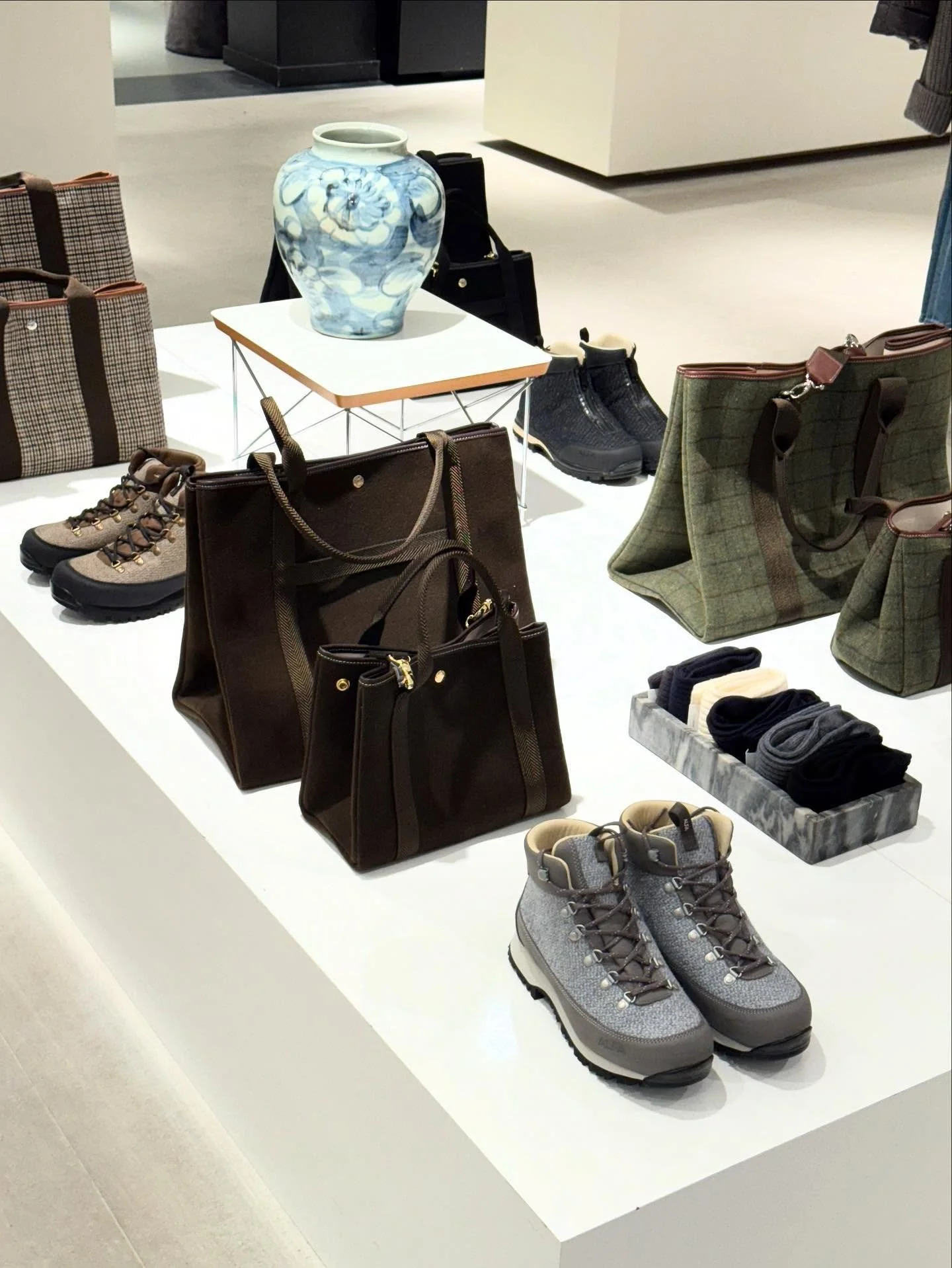 - Vesker fra Rue De Verneuil • Sko fra Alfa - 🍁
Velkommen innom 10-17 i dag!
#ruedeverneuil #alfa #timelessdesign #neutralstyle #neozsandefjord