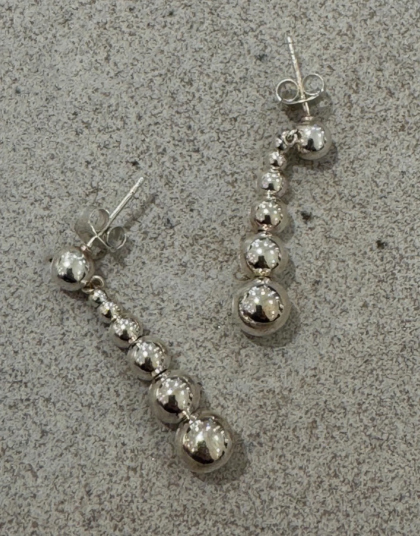 ✨Øredobber som passer til enhver anledning. Rebecca er laget av 925 sterling silver. 
Velkommen innom 10-17 i dag.
#liestudio #jewelry #neozsandefjord