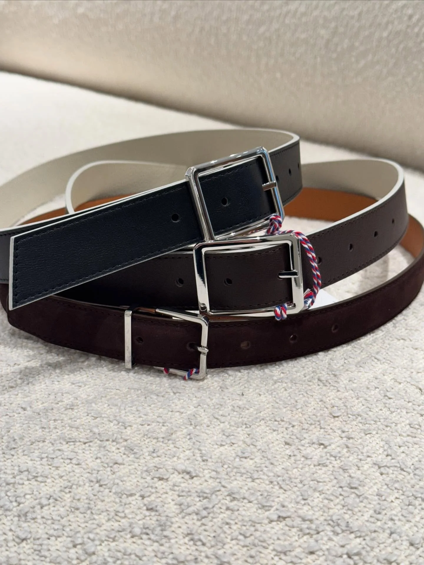 Belter fra MAISON BOINET_
- Nydelige skinnbelter laget i Frankrike. Vendbar spenne, 2 belter i ett.
Velkommen 10-17 i dag.
#maisonboinet #leatherbelts #timeless #neozsandefjord