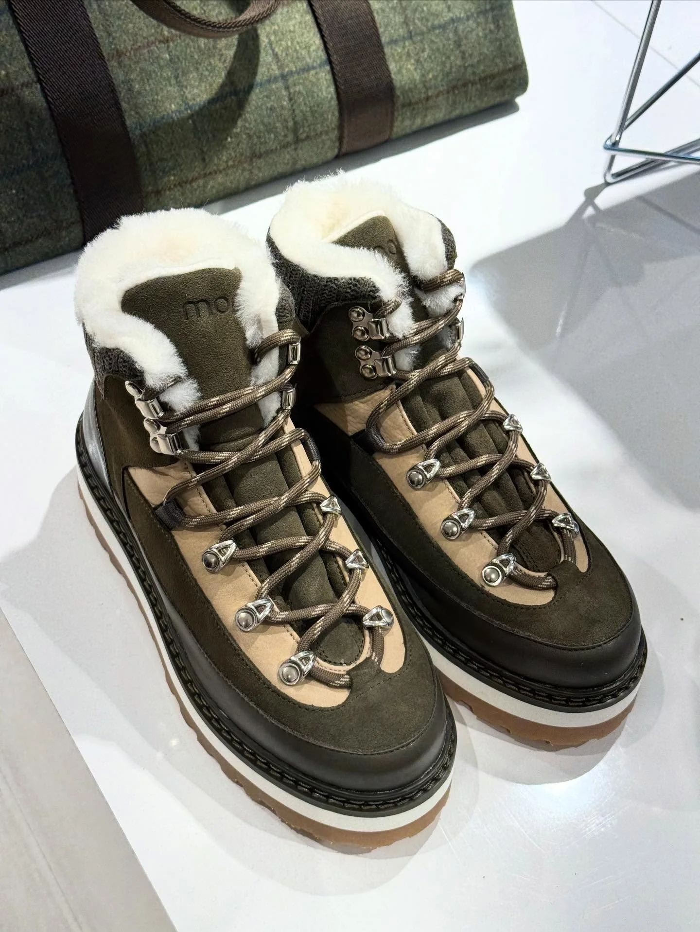 Tag Cap fra Mono. Robuste vintersko som kombinerer funksjon og stil. Skoene er laget i premium italiensk skinn og semsket skinn, og har varmt saueskinnsfôr hele veien inni.
Velkommen innom 10-18 i dag.
#mono #norwgianbrand #winteressentials #