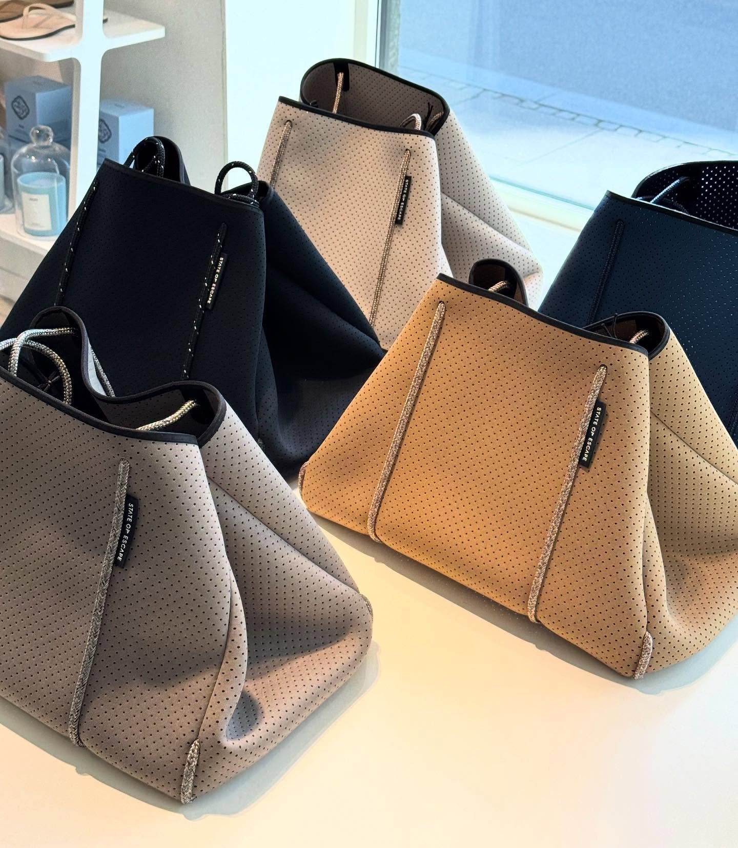 God mandag! 💫Vi har f&aring;tt p&aring;fyll av vesker fra State of Escape.

Velkommen innom 10-17 i dag.

#escapetote #stateofescape #neoprenebag #neozsandefjord