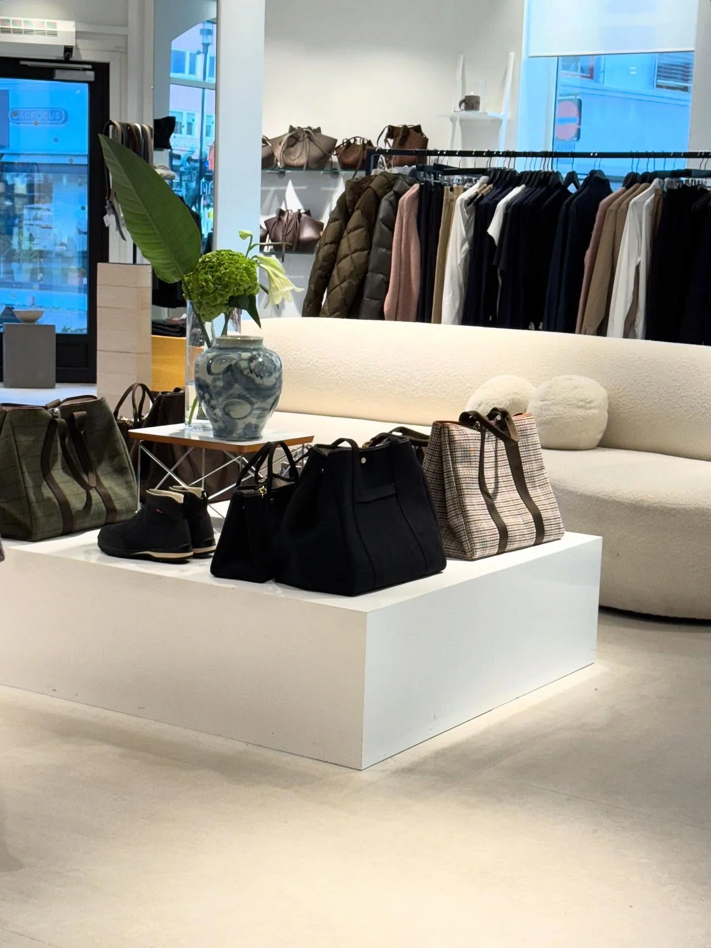 Velkommen innom oss 10-17 i dag! 
-Vi har s&aring; mange flotte varer vi &oslash;nsker &aring; vise dere🤎