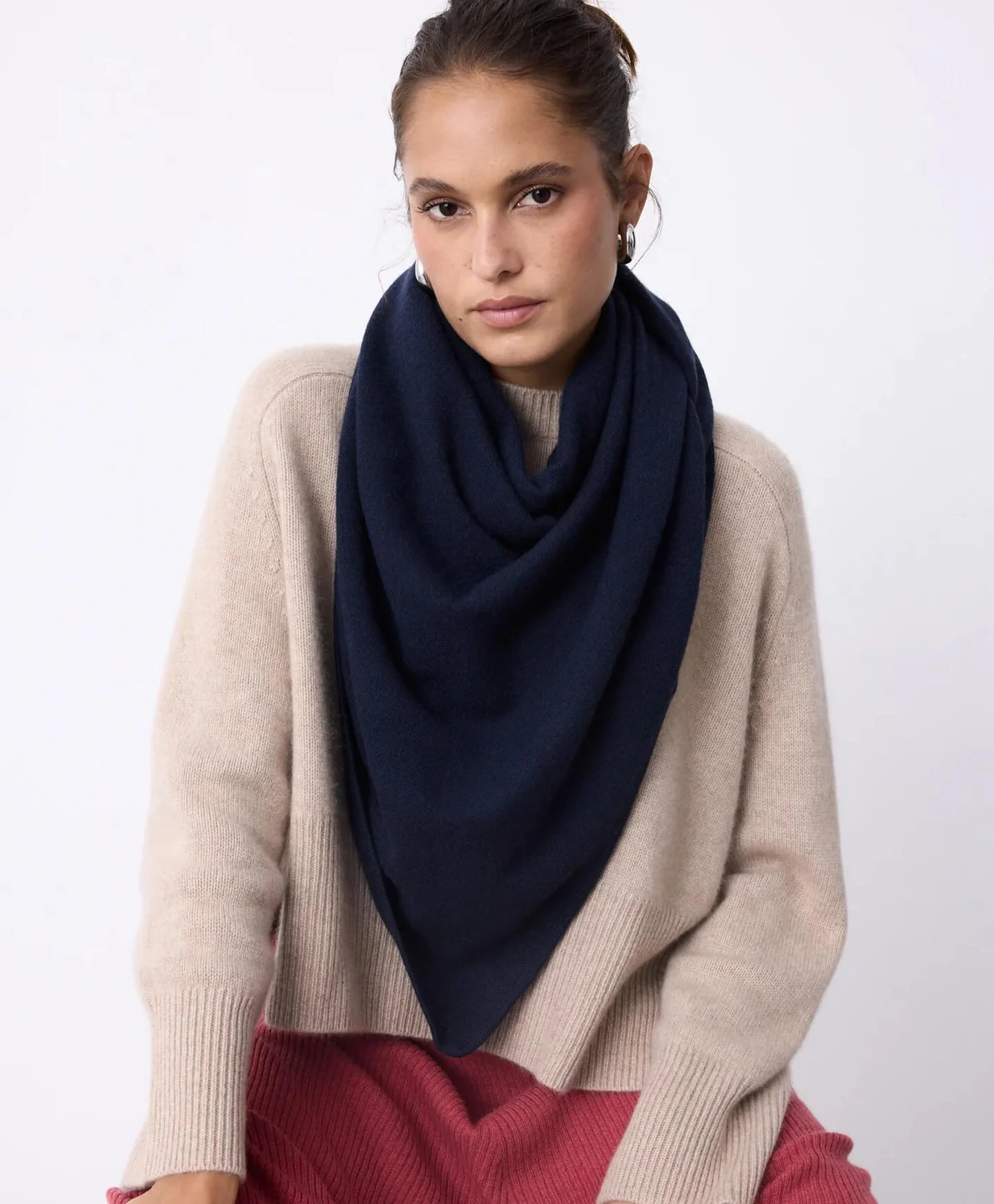 Trekant cashmere skjerf fra Notshy🤎 Finnes i flere farger. Fint som sjal ogs&aring;.

Velkommen 10-18 i dag. 

#notshycashmere #scarf #fallessentials #neozsandefjord