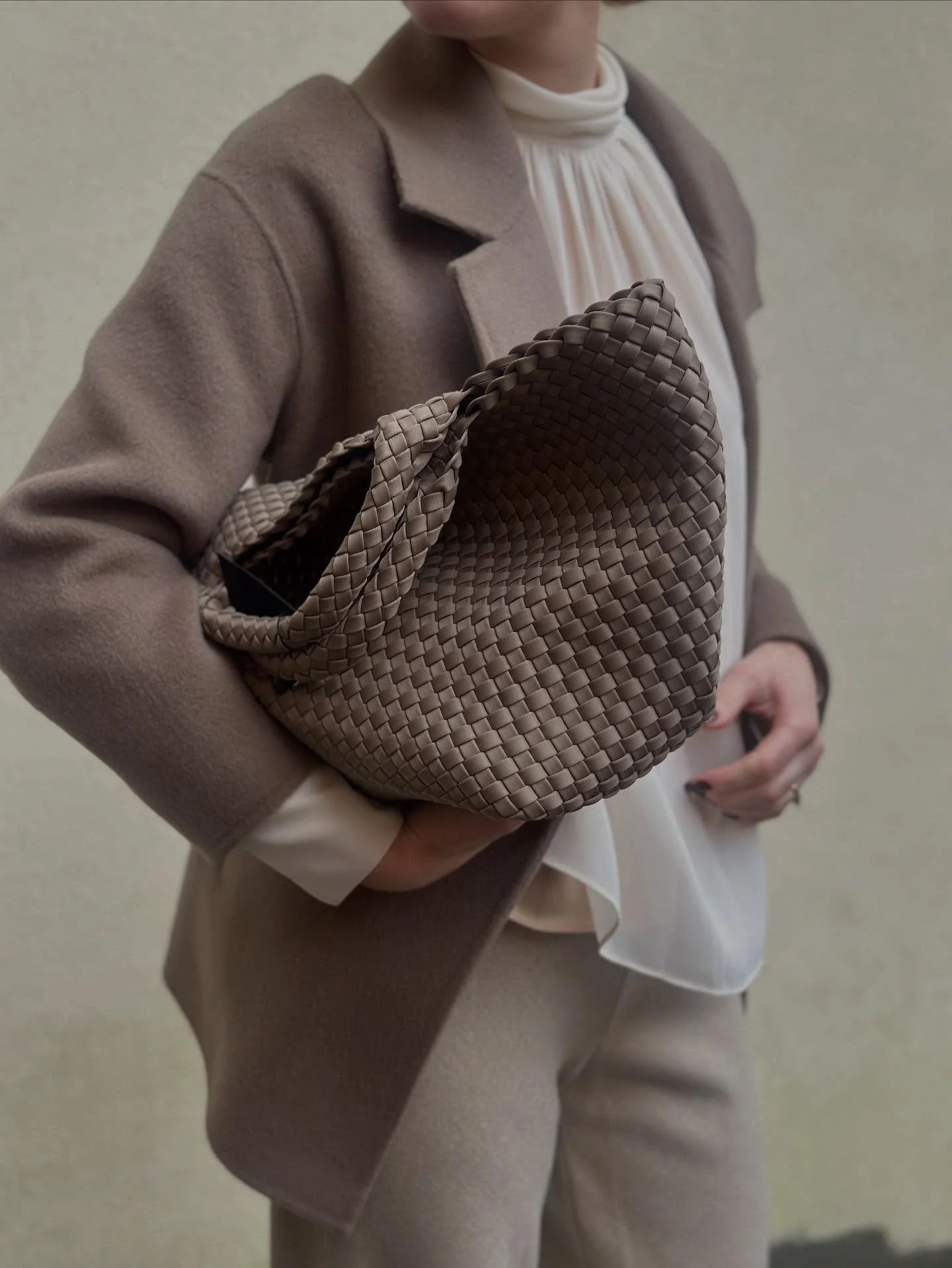 H&oslash;stens delikate farger og materialer 🤎🤍

Naghedi St. Barths veske &bull; The London Jacket fra The Curated. &bull; Vince bukse og bluse.

#naghedi #thecurated #vince #fallessentials #timelessfashion #neozsandefjord