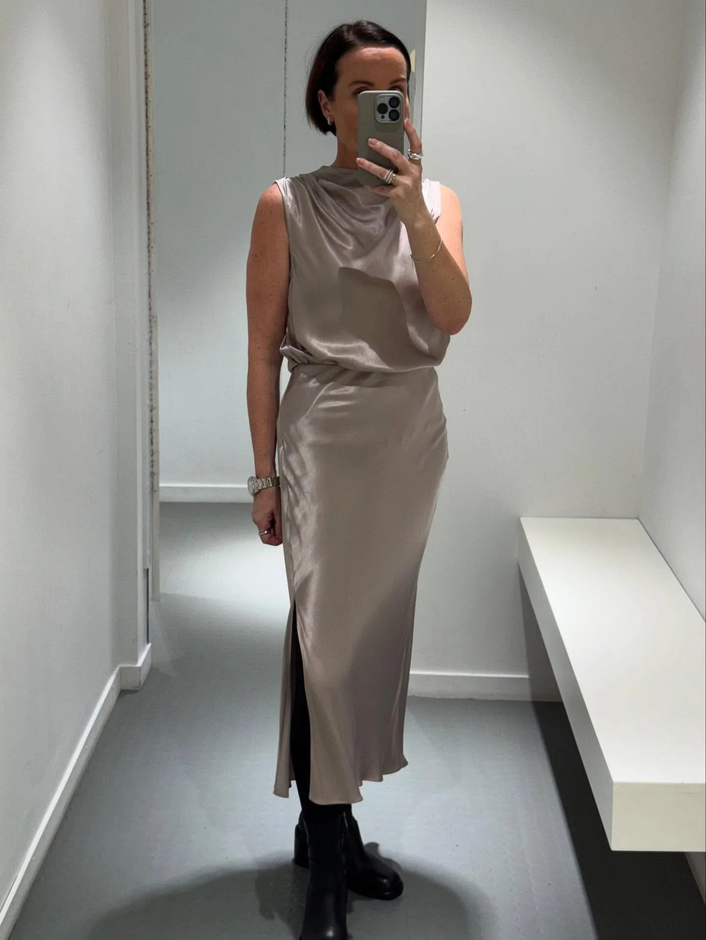 Festsesongen er i gang💫 Skj&oslash;rt og topp fra RAILS.

Velkommen innom 10-17 i dag.

#railsclothing #timeless #minimalisme #neozsandefjord