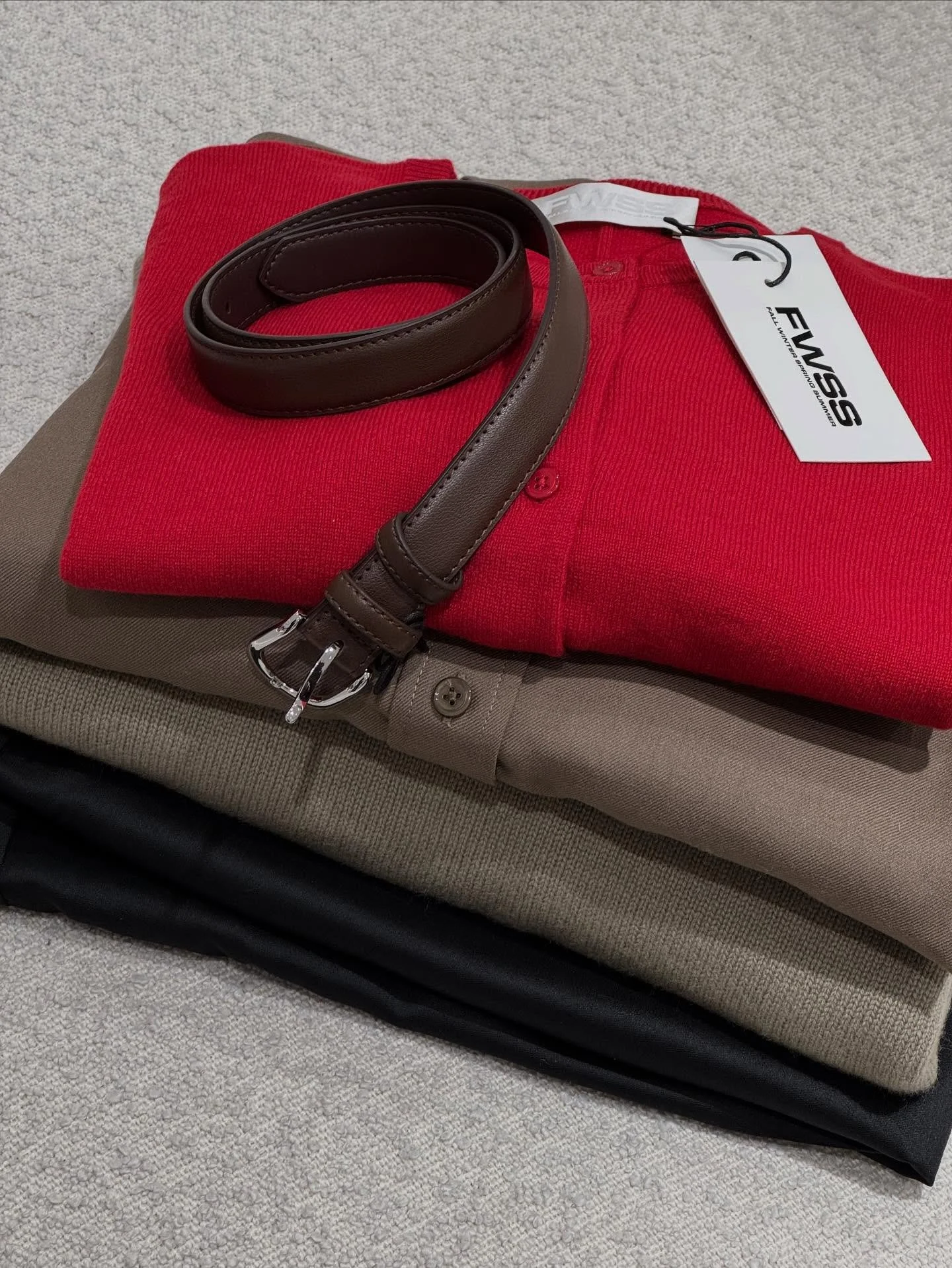 NYHET❣️ FWSS er n&aring; &aring; finne hos oss. Fall Winter Spring Summer, er et norsk motemerke som ble etablert i Oslo i 2012. Merket er kjent for sin skandinaviske minimalisme, kombinert med urban eleganse og fokus p&aring; kvalitet, funksjonalite