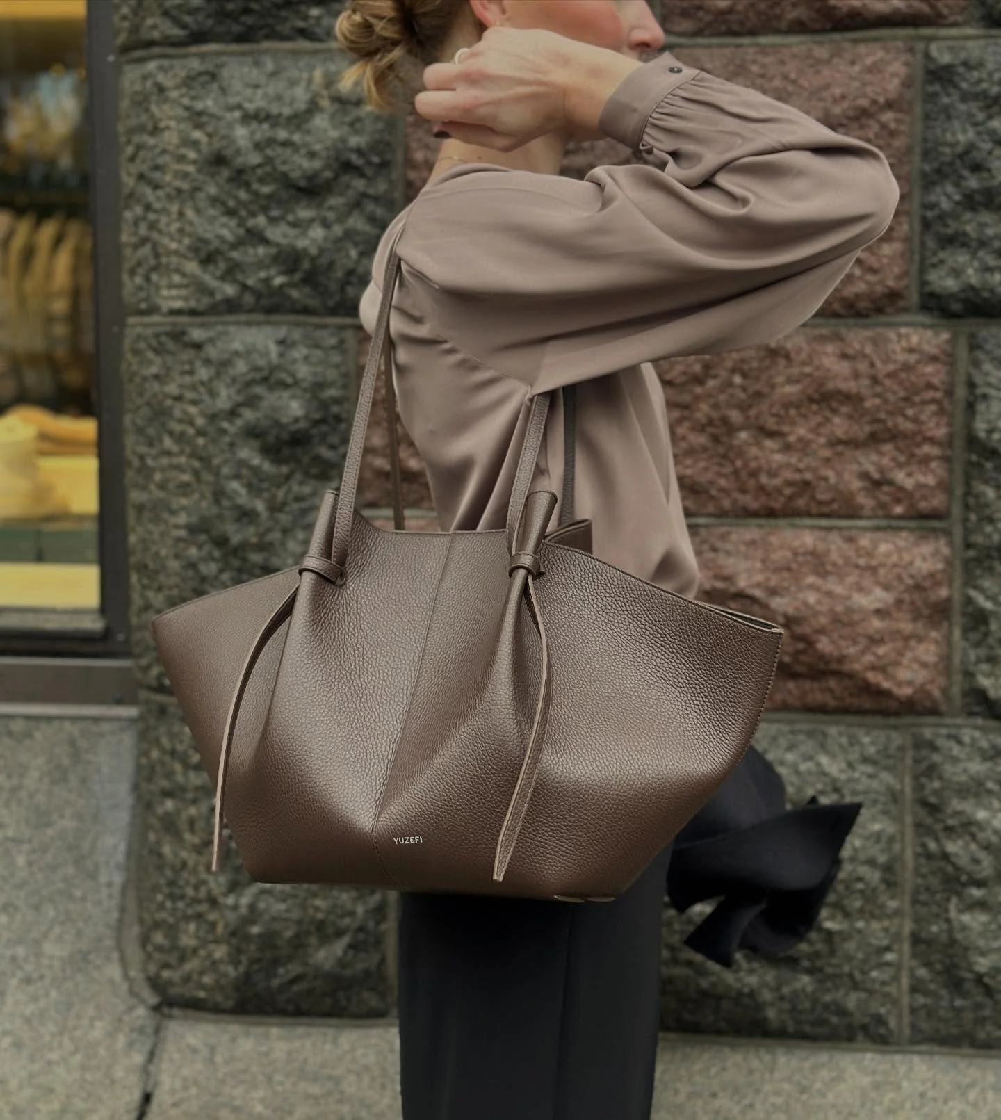 YUZEFI - n&aring;r vesken er som et smykke. Med skulpturelle linjer og organiske former🤎

Velkommen innom 10-17 i dag.

#yuzefi #leatherbags #timeless #neozsandefjord