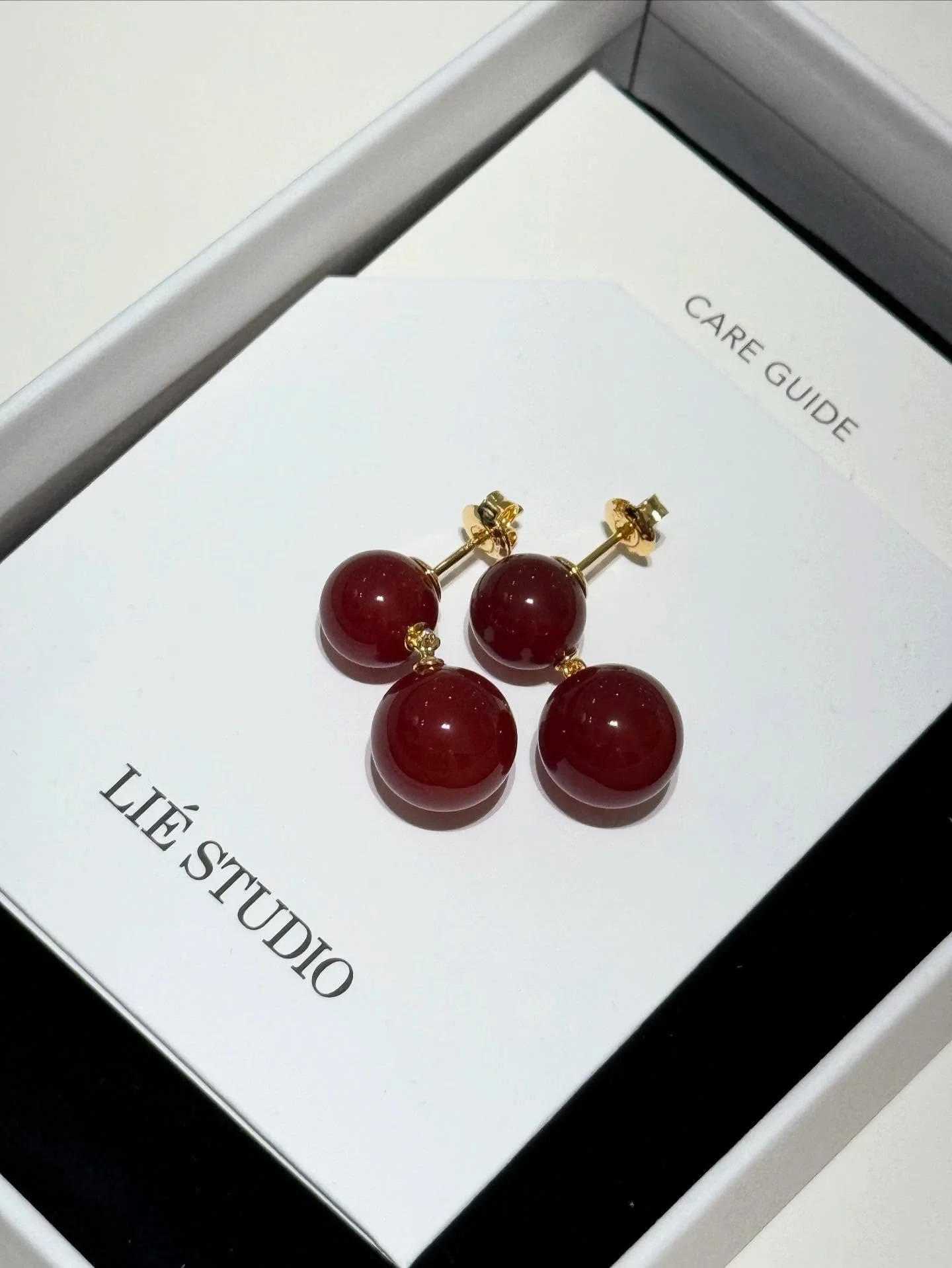 Li&eacute; Studio - The Hannah Earrings er laget av blankpolerte, r&oslash;de karneol-stener som med sine forskjellige nyanser lager et unikt smykke 🎯 

Velkommen innom 10-17 i dag.

#liestudio #jewelry #perfectgifts #selftreatment #timeless #unique