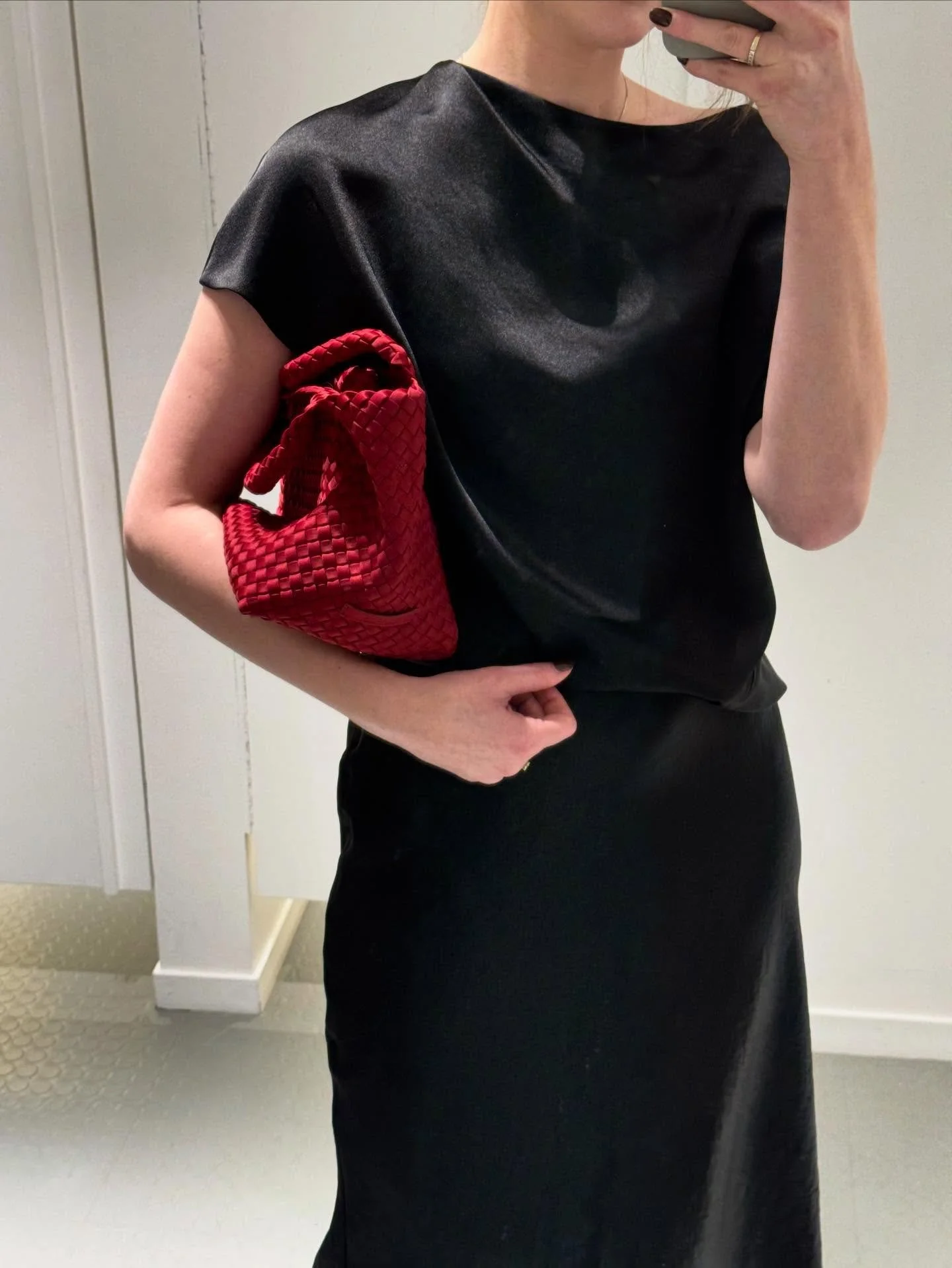 God fredag💫 Topp og skj&oslash;rt fra Vince, Veske fra Naghedi.

Velkommen innom 10-17 i dag✨

#vince #naghedi #timelessfashion #minimalism #neozsandefjord